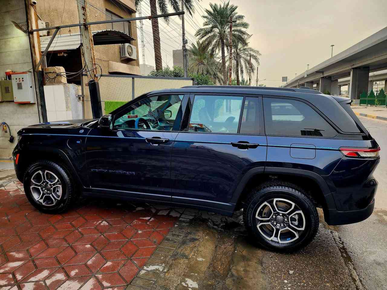 قطعة نادرة 💫
Jeep Grand Cherokee 4XE Trail Hawk
2024. بلك ان 🔴كهرباء 🔴 بانزين 🔴 هايبرد
تو كولر لون ( نيلي واسود ) ومطعم تركواز
المحرك هجين يولد قوة 375 حصانًا وعزم دوران يصل 637 نيوتن.متر، وتجمع بين الأداء على الطرق الوعرة والدفع الهجين. من أبرز مواصفاتها نظام دفع رباعي متقدم، وتعليق هوائي قابل للتعديل مع خلوص أرضي يصل إلى 11.3 بوصة، ومانع للانقلاب قابل للفصل، بالإضافة إلى مقصورة داخلية فاخرة وشاشات متعددة. 
القوة والأداء
• نظام التعليق : جكات جوبلس رفع السيارة
• تحتوي على 5 انضمه للقيادة
• مستشعرات الركن: أمامية وخلفية مع كاميرا خلفية عالية الجودة.
• المحرك : محرك بنزين توربيني رباعي الأسطوانات سعة 2.0 لتر مع محرك كهربائي (نظام هجين).
• القوة: 375 حصانًا.
• عزم الدوران: 637 نيوتن.متر.
• التسارع: 0-100 كم/ساعة في 5.3 ثانية.
• ناقل الحركة: أوتوماتيكي بـ 8 سرعات. 
القدرات على الطرق الوعرة
• نظام الدفع: نظام دفع رباعي Quadra-Drive II متقدم مع قفل تفاضلي إلكتروني محدود الانزلاق.
• نظام التعليق: تعليق هوائي قابل للتعديل Quadra-Lift يسمح بزيادة الخلوص الأرضي.
• منع الانقلاب: قابل للفصل لتحسين حركة العجلات على التضاريس الصعبة. 
• المقاعد: جلدية مع لمسات مخمل وسداسية باللون الأزرق.
• نظام المعلومات والترفيه: شاشة لمس Uconnect 5 بقياس 10.1 بوصة مع دعم لاسلكي لـ Apple CarPlay و Android Auto.
• الشاشة الأمامية: متوفرة بخيار شاشة عرض رأسية (Head-Up Display).
• الكامرات : كامرة امامية وخلفية
• نظام الصوت: نظام صوت ماكنتوش عالي الجودة متوفر بخيار 19 مكبر صوت.
• ميزات إضافية: مصابيح ضباب، مقعد سائق ومرايا قابلة للتعديل كهربائياً، وباب خلفي كهربائي. 
• لمسات خاصة: خطافات سحب زرقاء، وشعار 4xe على غطاء المحرك، وشارات زرقاء.
• جنوط: عجلات قياس 18 بوصة.
• مساعدة القيادة النشطة: نظام قيادة آلي بدون استخدام اليدين على بعض الطرق السريعة.
السياره مكفوله كلين فقط تكحيل جاملغ يسره امامي حادث السياره ربع دعامية امامي يسره بدون اي ارباك والسياره ليبل واحد والسياره رقمه بغداد  وباسمي 
*********** واتساب
