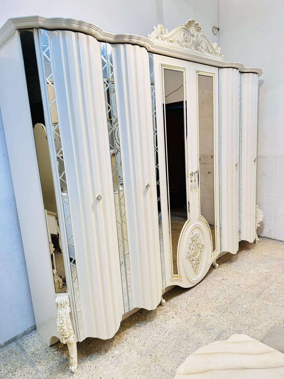 غرفة نوم تركي كلاسك  درجه أولى استخدام قليل
صطح مرمر+ خشب ثقيل 
ميز تواليت 🦋
قماش وتر بروف +جعب الغزال 
اناره شغاله 💡💡+ برغي وجوي حديد سكك هايدروليك + نرماده هايدروليك + جام برونزي 
تتكون من 9 قطع 
سعر الجديد 27 ورقه 
سعر الحالي مليون 450 الف 
تشمل توصيل والشد داخل بغداد مجاناً


**إذا كنت صاحب هذا الإعلان وتريد حذفه لأي سبب، رجاءا أرسل رسالة إلى الدعم الفني**