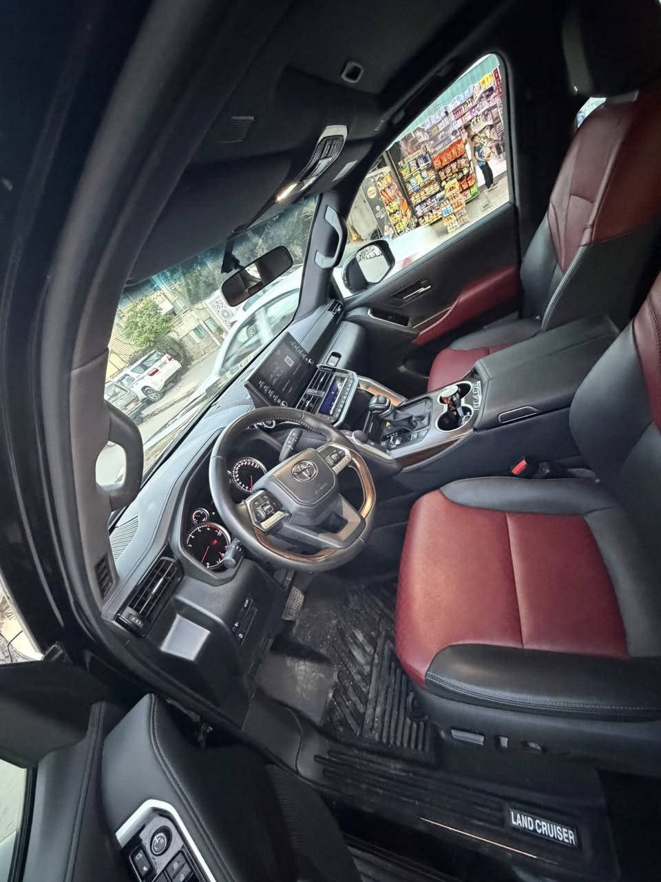 تويوتا لاندكروزGXR موديل2024 ملغفة  Ppf با 26 ورقة تغليفها السيارات خمس كاميرات داخل احمر 3 شاشات كاملة المواصفات السنوية بأسمي تحويل مباشر السعر 670$ورقة وبيها مجال بسيط 
العنوان بغداد حي الجهاد ***********باسم

