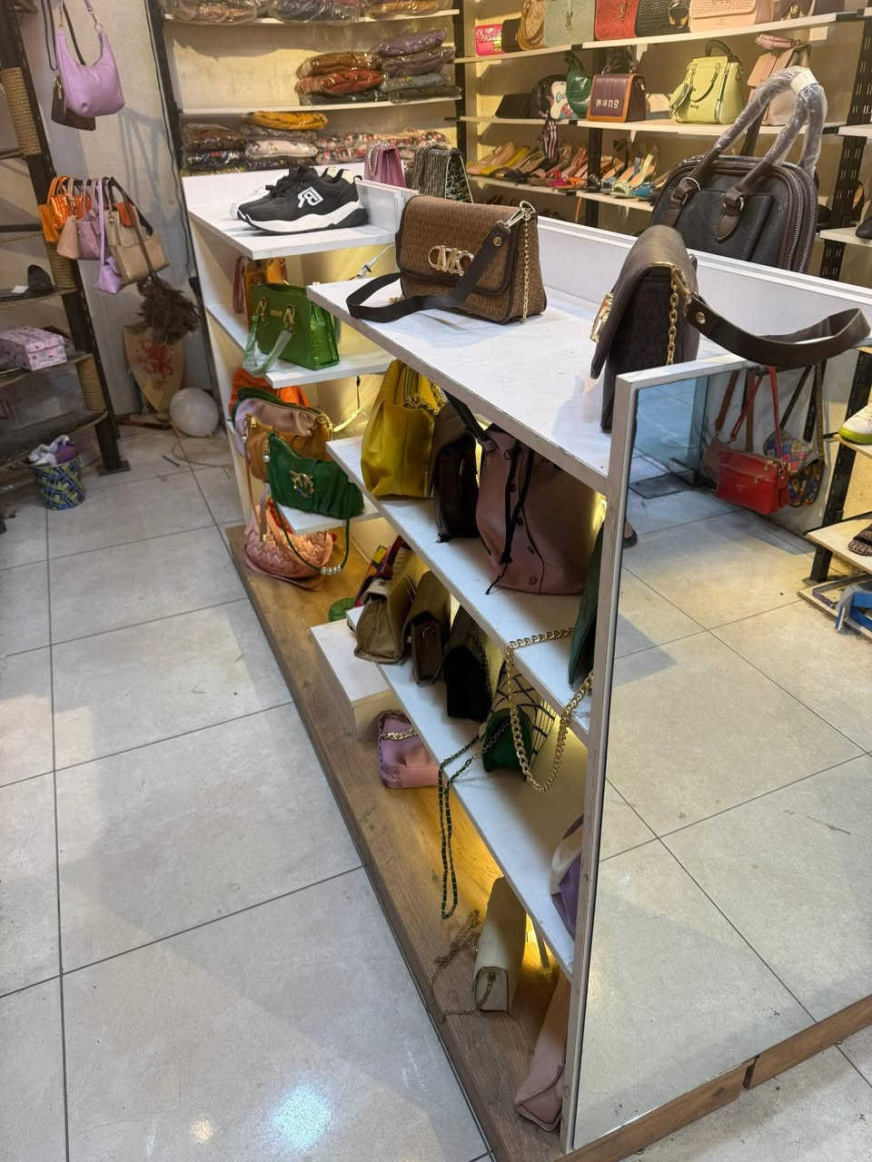 سلام عليكم من رخصة الادمن
عندي هاي فاترينة تفصال مثل ما موضح بالمنشور فدشي كلش مرتب وراقي للي حاب يتواصل علمودهة التواصل دايركت او على الأرقام *********** او *********** موجود واتساب
