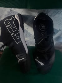 حذاء بومه اصلي درجه أولى من وكاله 175دولار مامستخدم هواي ملعوب بيه بس ...