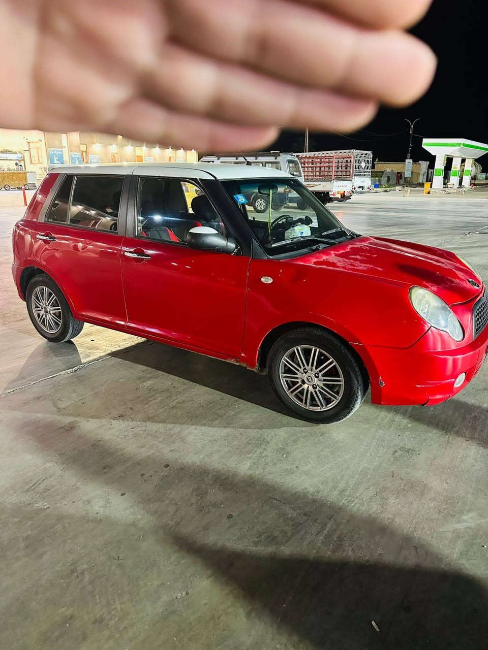 سلام عليكم
ليفان 320 موديل 2012 مكفوله من صبغ وضربه وتبديل 

بيه طخه بلجاملغ الخلفي صغيره مبينه بصوره 

كير مكينه تبريد كله مكفول سياره نظيفه مابيه نقص 

باسمي مكانه حله النيل 

45$ ورقه وبيه مجال بسيط 

***********
