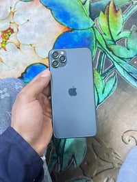 عندي آيفون 11برو ماكس نضيف 100/100لا مفتوح ولا شايف صيانة بكاني بطارية...