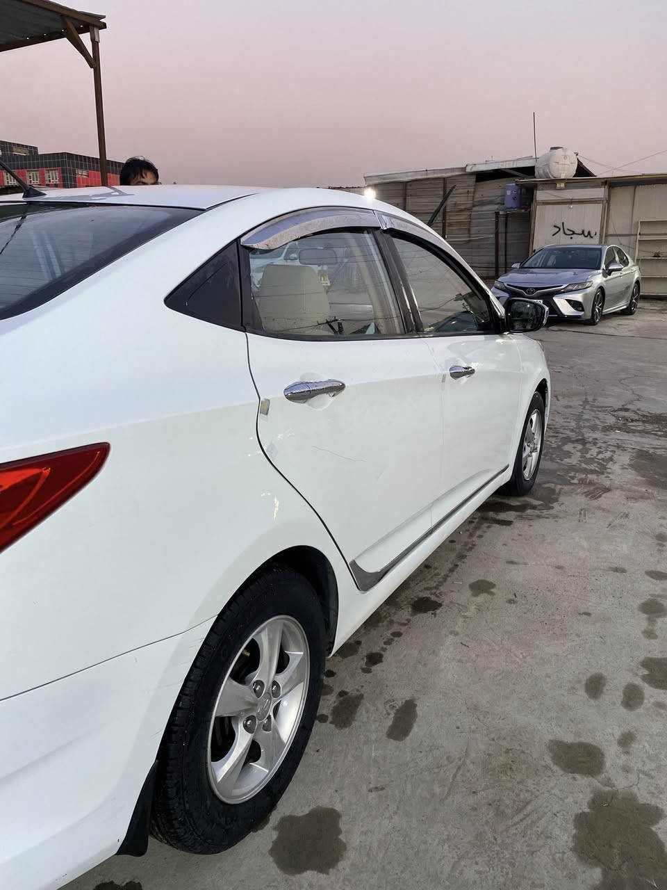 السلام عليكم
اكسنت 2015خليجي فول موصفات ماعدا الفتحة

رقم بغداد ماشية 100كم  سعر(105$)

(سيارة بيها باب خلف السائق طخة وتم تبديل الباب نفس لون والباب مال سايق على كد اصبع بسيطة غير هذا مكفول) للاستفسار *********** مكان السيارة بغداد
