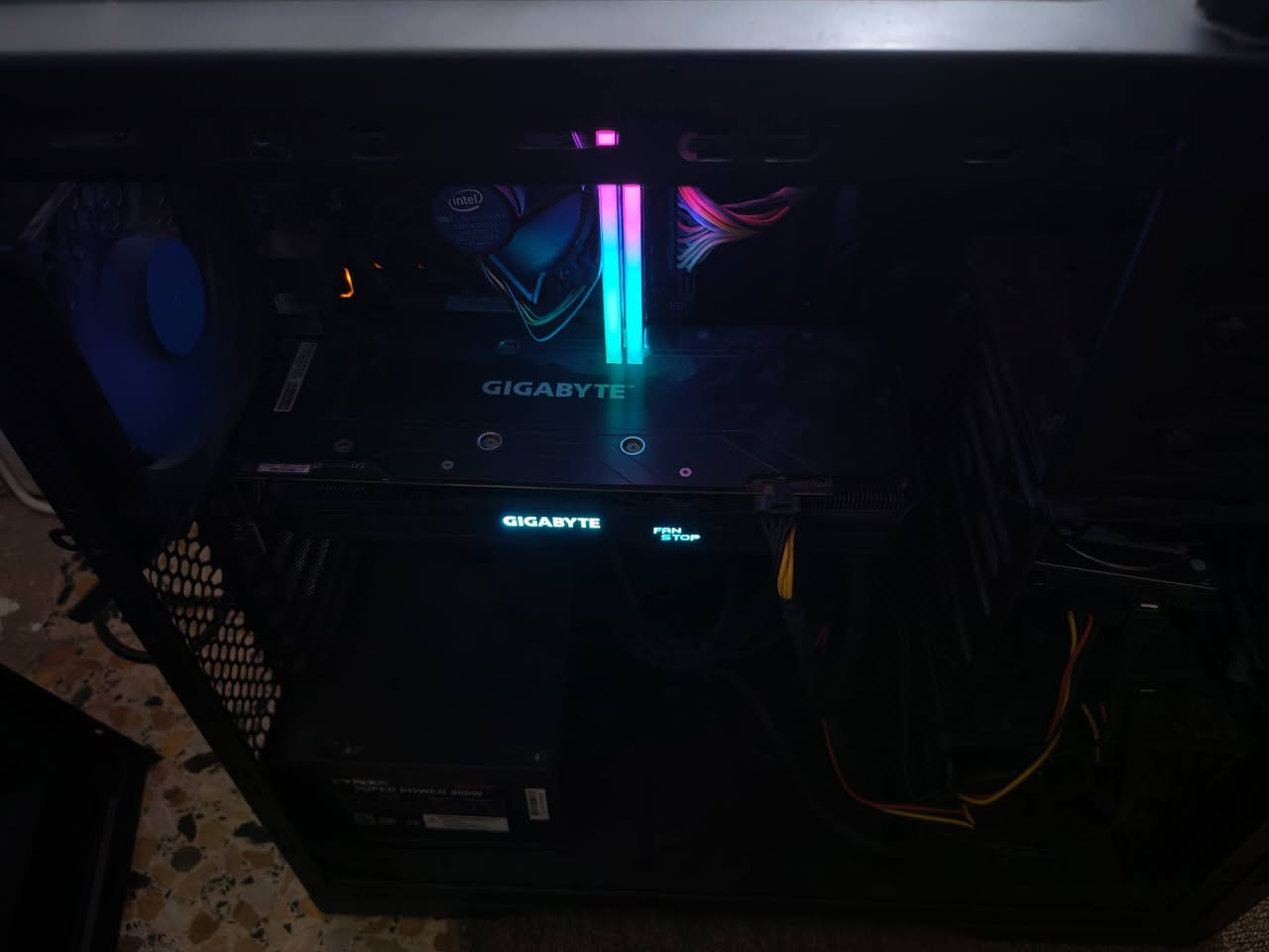 سلام عليكم
PC حاسبة للبيع

Core i3 9100
GTX 1060 3GB
RAM 16GB 3600HZ
1-SSD 120GB
2-hard 512GB
Game max 3 fans cause 
Asus PRIME H310M-E R2.0 ( motherbord)
كرت  wifi و bluetooth  اسمه Ax5400 مشتريه ومركبه على اللوحة الام يعني ماتحتاج كيبل للانترنت. 

السعر 390 الف للكيس مع
كيبورد وماوس

ويوجد شاشة مع سبيكر 115 الف

النجف الأشرف حي المهندسين ***********
