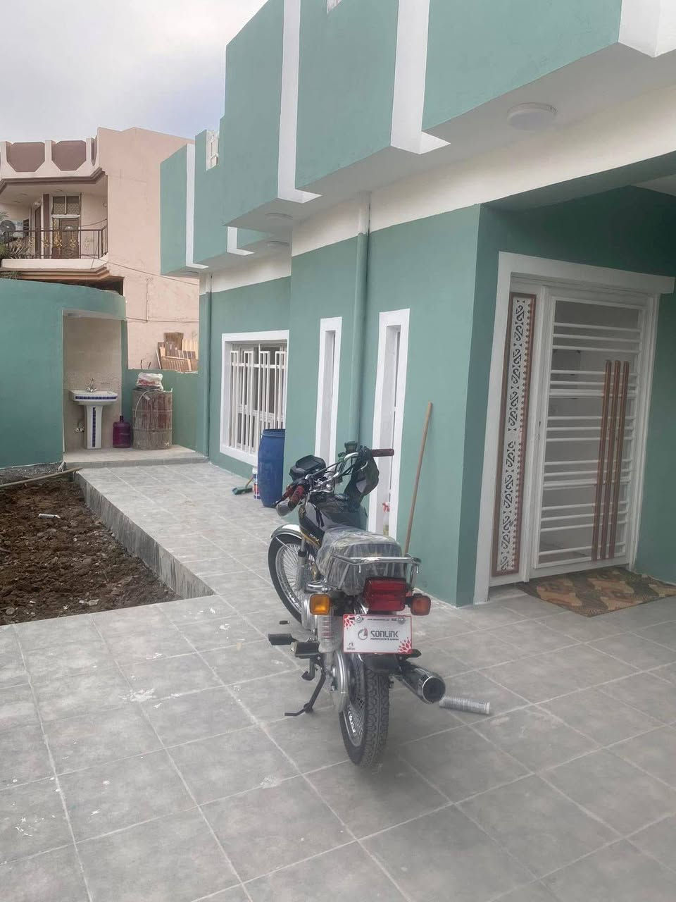 السلام عليكم... دار للبيع في المقدادية حي المعلمين خلف متنزه نور المقدادية قرب بيت دكتور قاسم . طابو صرف طابق واحد المساحه ٢٥٠ متر بناء قديم لكن مرمم درجه اولى وكلش نضيف ومتعوب عليه... والمنطقة فول خدمات وهاي الصور أثناء الترميم... 
للطلب والاستفسار يرجى مراسلتنا على الخاص او الاتصال على الرقم *********** واتساب او زياره مكتبنا الكائن في شارع دبي مجاور مطعم انكيدو.. مع تحياتي وتقديري للجميع
