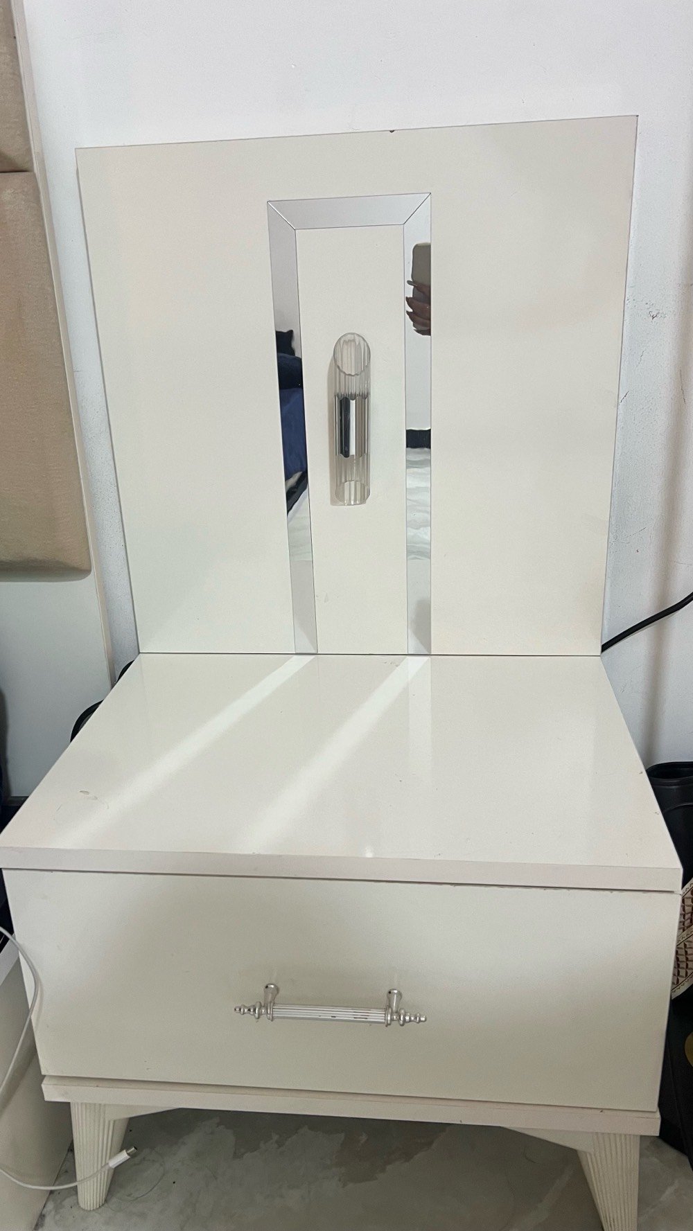 غرفه تركيه جديده ونظيفه ممستعمله هواي اشتريته قبل ٦ اشهر بـــ ٧٠٠ 
الضرر فقط هاي الحافه مال الجربايه والباقي نظيف 
للبيع كامله ماعدا الدوشك 
الشد والنقل عليكم🤍