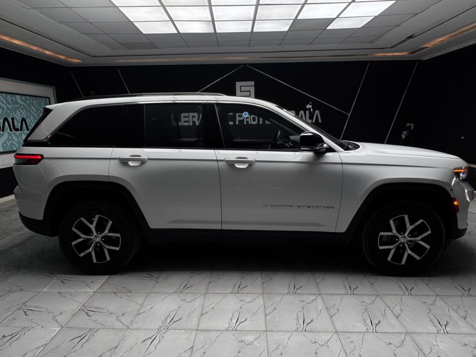 جيب شيروكي لمتدد موديل 24 سيارة حادثه فقط خشم الجاملغ السياره جديده بدون صبغ ماشيه 33 كم للاتصال ***********
