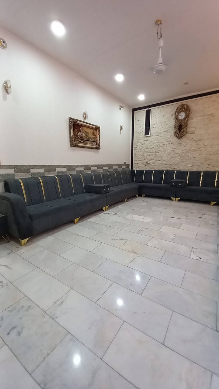 دار للبيع  العنوان شارع 100   بصف التجاري ٢٠ متر عن الشارع    موقع مميز  
..طابو ملك صرف  
المساحه ٢١٠متر  (  واجهه ١٢ م نزال 17 ونص )
محتويات الدار 
غرفتين نوم 
استقبال 
صاله 
مطبخ 
مجمع صحيات  .
 للأستفسار .***********
