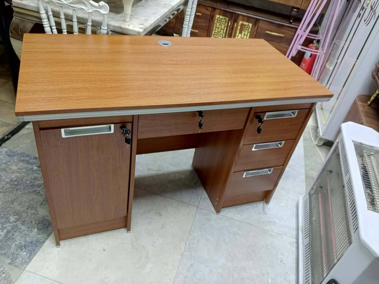 ميز مكتبي للحجز والاستفسار ***********
