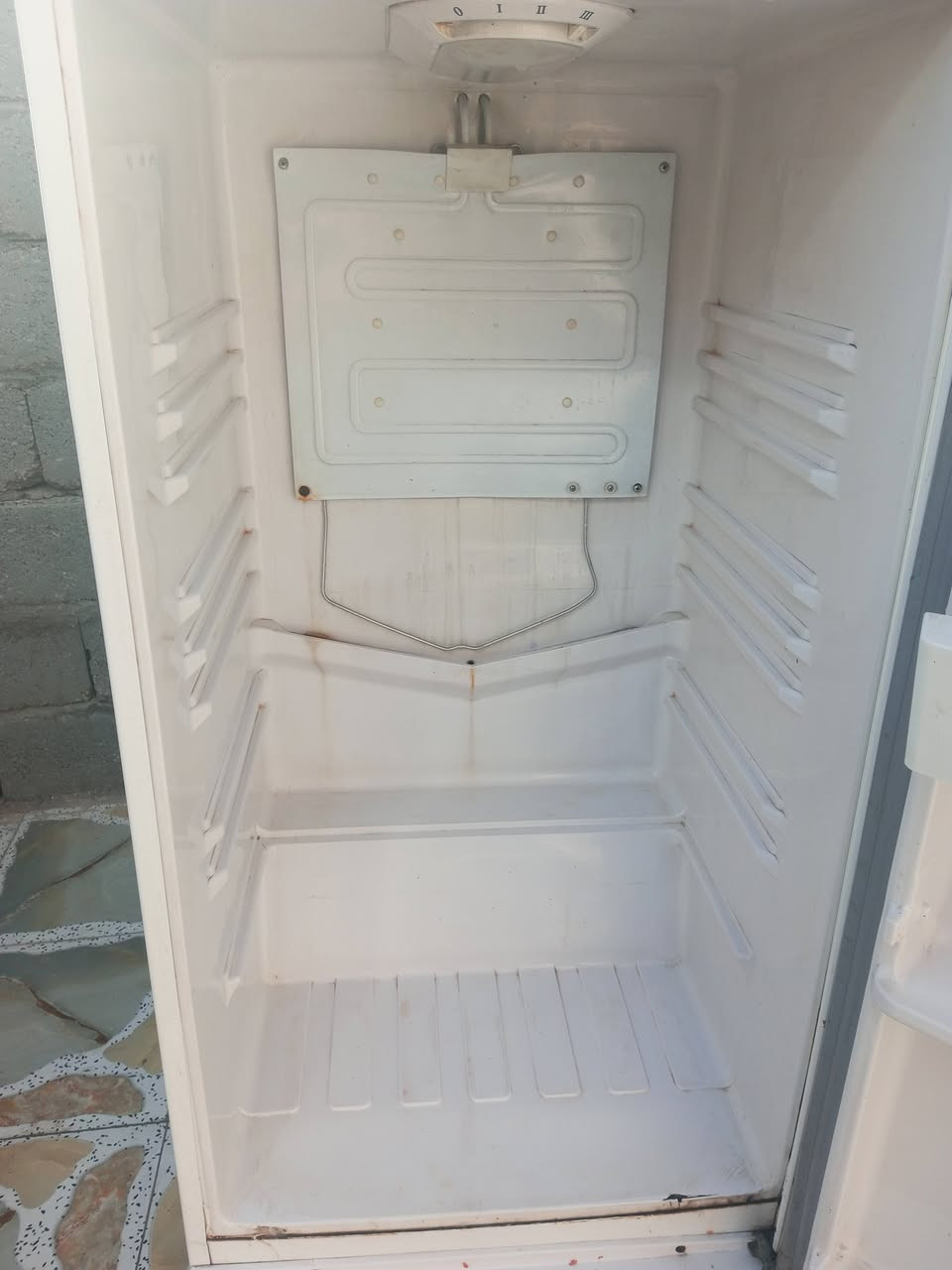ثلاجه للبيع السعر 250 وبيهه مجال بصيط التواصل ***********
