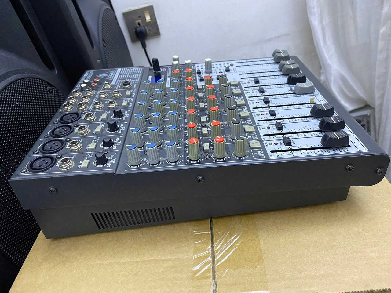 ميكسر   اخرس  ماركة behringer
مستعمل نظيف  
59 ايفيكت 
  ممفتوح و كله شغال  بشرط 
 اللي يفده ينطيني سعر و بالعافية  
*********** واتس 
***********
