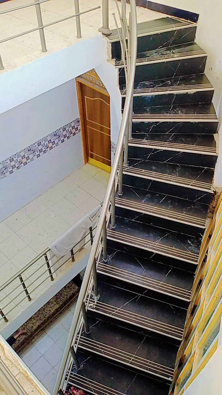 دار للبيع المساحه 100متر  طابقين الأمين الثانيه كاع بيت غلام زراعي سند 25 السعر 118
يحتوي البيت 
3غرف نوم 
3حمام داخلي وخارجي 
استقبال 
مطبخ حار بارد ***********بي واتساب

