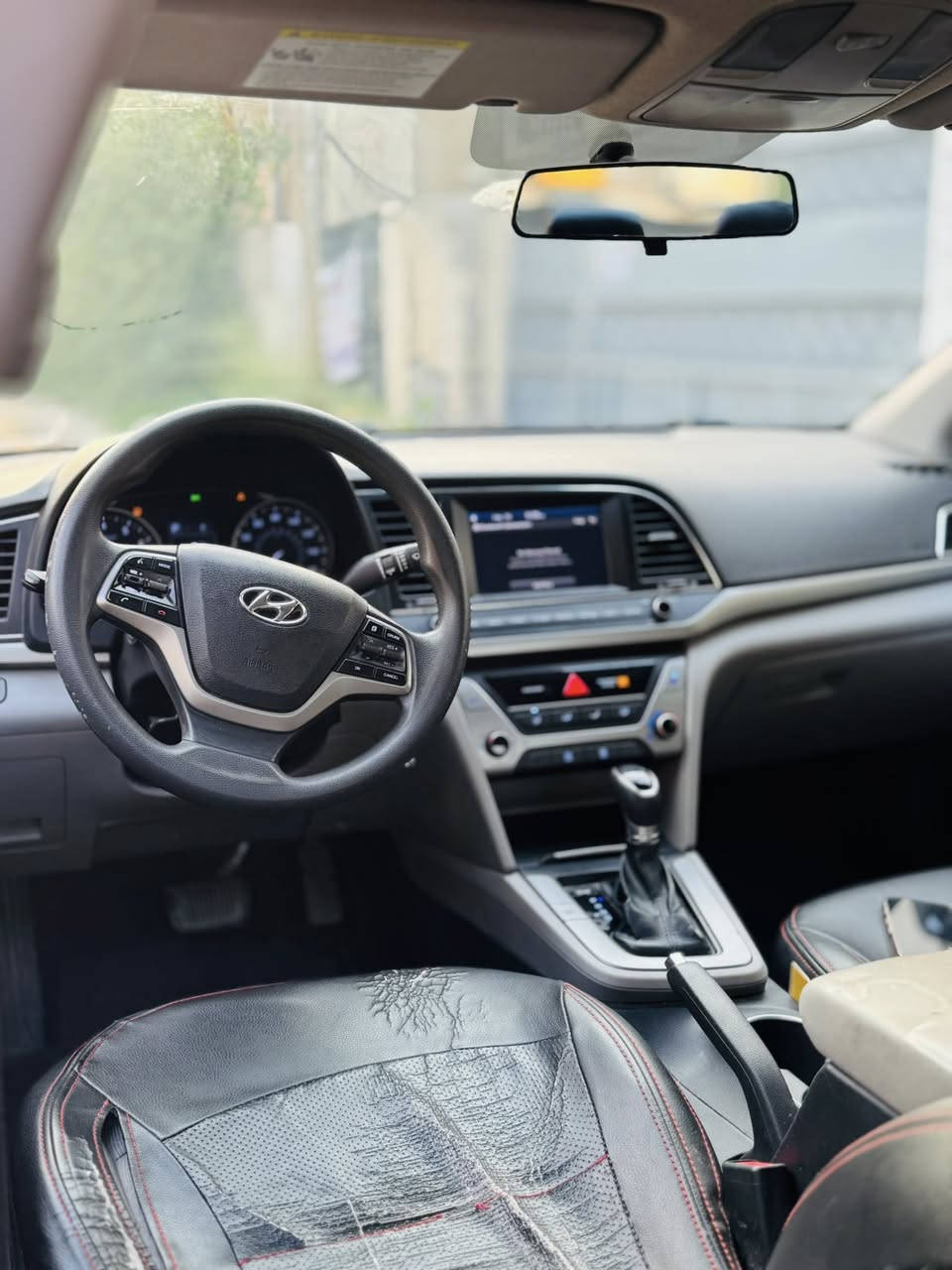 السلام عليكم 
النترا ٢٠١٨ للبيع رقم اربيل 
السياره ب اسمي سنوية جديدة رقم جديد هزه جديده 
حادثها جاملغ وخشم بنيد كما موضح بالصور
ماشيه ٧١  ميل
مكان السياره بغداد
0775 372 2295
