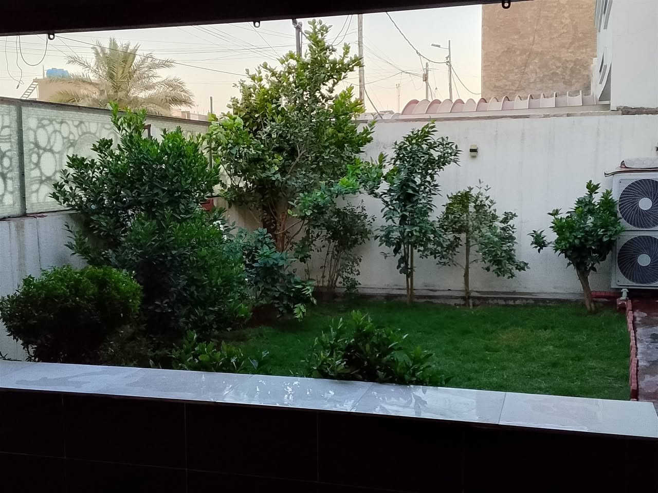 السلام عليكم
دار للبيع مساحه 225
الدوره الرواد مربع الذهبي شارع20 البيت مقابيل دائره كهرباء ثاني بيت على شارع العام موقع مميز 
طابو صرف 
يحتوي البيت على اربع غرف نوم
مطبخ عدد 2 حار بارد صحيات عدد 3
صاله كبيره وحولي حديقه وكراج كبير البيت يباع مع الاثاث مطبخ ايطالي درجه اولى تفصال + 4سبالت كنتوري 
السعر خاص او اتصل على الرقم
***********

