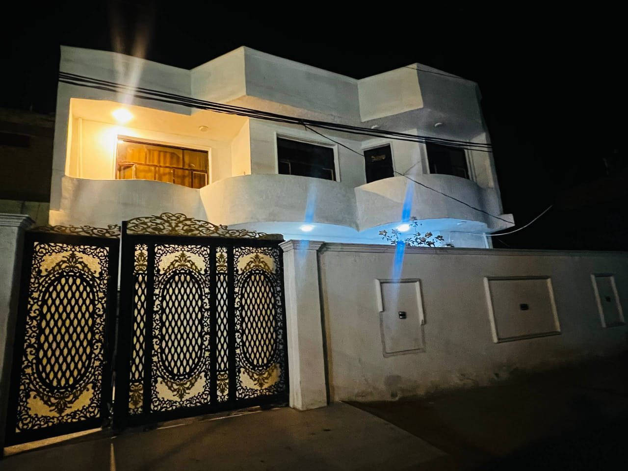 تحيه طيبه للبيع دار حي المرتضى بناء نظيف جدا مساحه 237 م يحتوي الطابق الارضي 2 نوم مطبخ صاله كلدور خدمات حديقه كراج الطابق الثاني 3 نوّم لاستفسار مراجعه مكتب الدار حبه شارع 40 ***********
