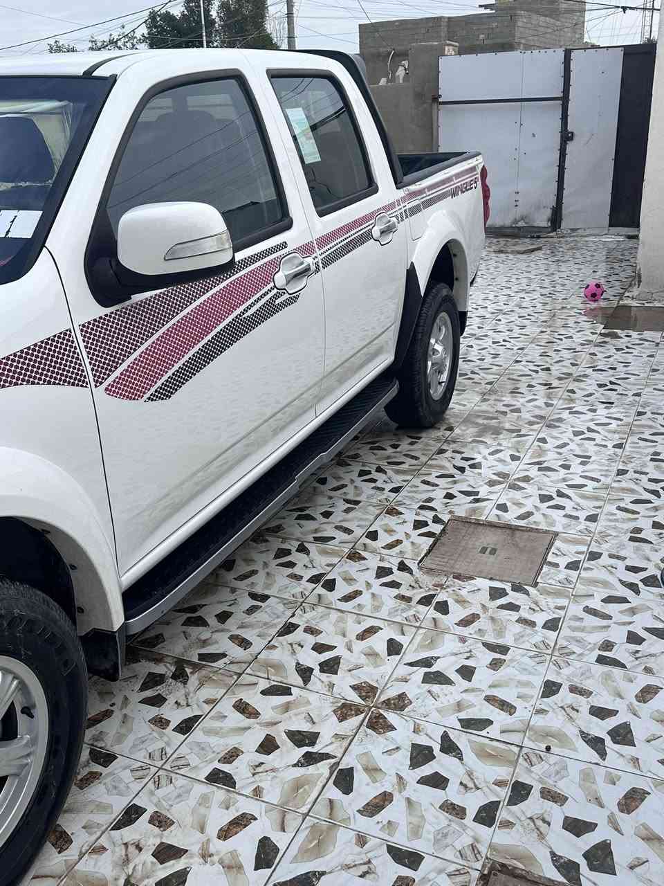 كريت ويل 2025 للبيع
سلام عليكم كريت ول للبيع الشكل الجديد
ماشية ٣٣ الف بعدهي السياره بتارب المعرض
سياره باسمي تحويل ثاني يوم

♦️المواصفات

بيك أب Great Wall Wingle
 • النوع: بيك أب (حوض)
 • الموديل: (2025)
 • المحرك: 2.4 بنزين / ￼
 • عدد السلندر: 4 سلندر  ￼
 • القير: عادي (5 سرعات)  ￼
 • الدفع: خلفي / ￼
 • عدد الركاب: 5 ركاب  ￼

 خزان الوقود: 70 لتر  ￼

⸻

👍 المميزات
      ١- زيت المحرك وكالة مال شركة مع وجود الوصولات
 • حوض واسع مناسب للتحميل
 • اقتصادية بالصيانة
 • قطع غيار متوفرة
 • مناسبة للطرق الترابية والسفر
 • ارتفاع جيد عن الأرض

♦️♦️ السعر (١٥٣) ورقة وبيها مجال العنوان واسط / الموفقية 
***********

📝ملاحظات( يوجد تكحيل خفيف في باب البدي بسبب حبل سفيفه)
