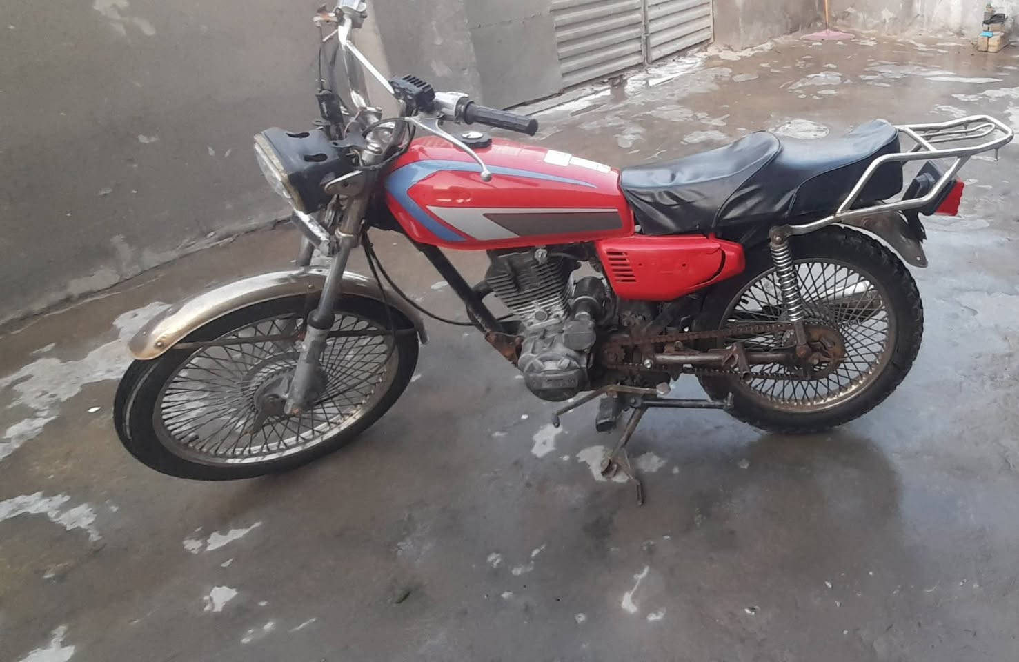 سلام عليكم دراجه البيع  موديل 20 وراق كمله سعر 225 الف وبيه مجال مكاني العزيزيه ومستعجل عله بيعه والشراي يتصل على هذه رقم ***********
