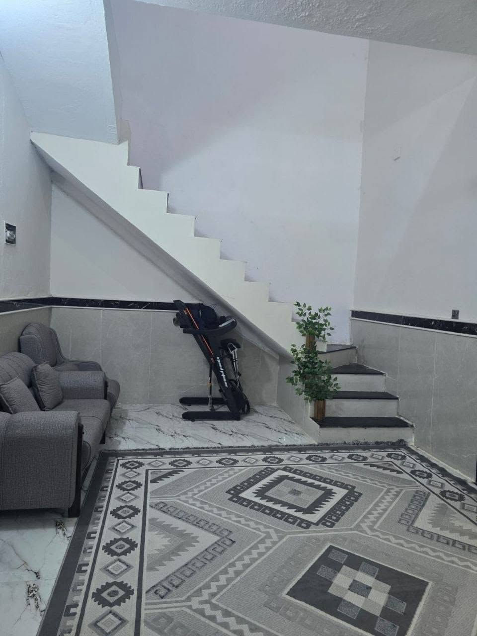 🏡 بيت للبيع طابقين - فرصة مميزة للعوائل بسعر مناسب 🏡
📍 الموقع: نهاوند - قرب دائرة البطاقة الوطنية والمستوصف الصحي.
📐 المساحة: 200 متر مربع.
✨ مواصفات البيت:
🔹 طابقان.
🔹 4 غرف نوم.
🔹 صالة واسعة.
🔹 غرفة استقبال.
🔹 مطبخ كبير.
🔹 3 صحيات.
🔹 بناء عگاد.
🔹 ترميم جديد وجاهز للسكن مباشرة.
🌳 يقع في منطقة هادئة ونظيفة، مع شوارع حديثة التبليط وقريب من الخدمات الأساسية.
💡 للعلم: سعر الـ100 متر في المنطقة يصل إلى 100 مليون دينار، مما يجعل هذا البيت فرصة ممتازة مقابل المساحة والبناء والتشطيبات.
💰 السعر المطلوب: 181 مليون دينار قابل للتفاوض للجادين.
📞 للتواصل للجادين فقط:
***********
✨
