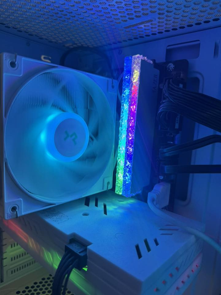 تجميعه pc للالعاب والدراسه للبيع 

‏Core i5  - 10400F

‏Cooler GAMMAXX SERIES
‏AG400 WH
‏120mm CPU Cooler

‏M.b b760m ds3h gigabyte

‏Ram 16g XMP overclocking Easy setup 3600MHz

‏Hard  ssb 512 Hdd256 
‏                                                                        Hdd 2T 

‏                                                 CPU rx 580 2048SP

‏Power 650w 

مع سماعات خارجيه 
 مع ماوس باد 
مع ماوس من شركه رايزر 
مع حساب  ستيم بي GTA 5 محسنه وعاديه 

استعمال 3 اشهر

قيم بما يرضي الله استخدام قليل جدا 3 اشهر تقريبا 
ضمان شهرين من باب بيتي تاخذها اي شي يطلع بيها خسار اني 

البيع كيس فقط  وملحقات  فقط شاشه سعر يختلف

***********
مكاني نجف
