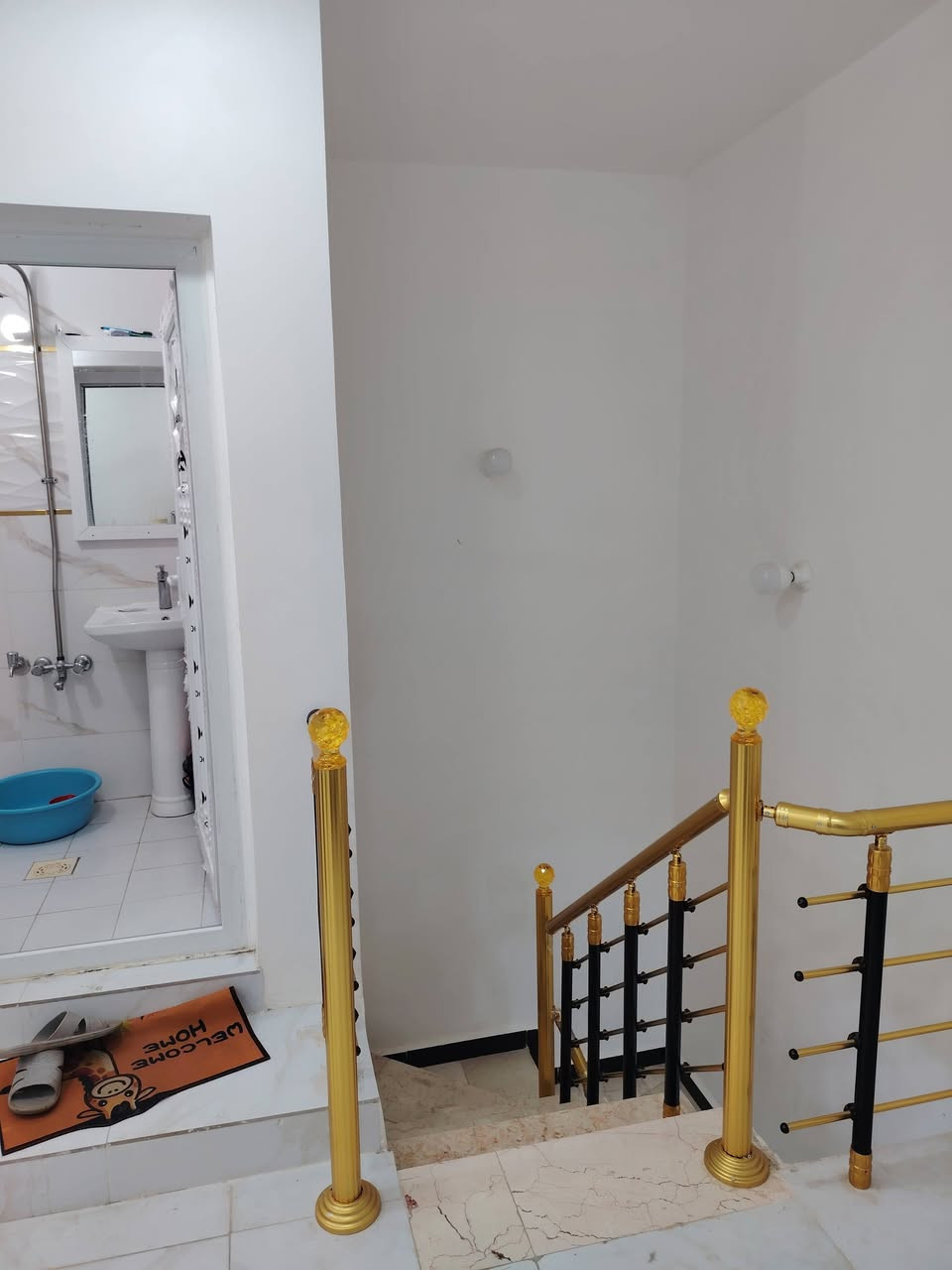 السلام عليكم بيت للبيع في السهيليه مقابل مستشفى الفرات المساحه 100 متر طابق ونص غرف عدد 2 صاله عدد 2 ستقبال مطبخ صحيات عدد 3 بناء طابوك جمهوري صب فوك وجوه  الاستفسار على الرقم *********** السعر 87 وبي مجال
