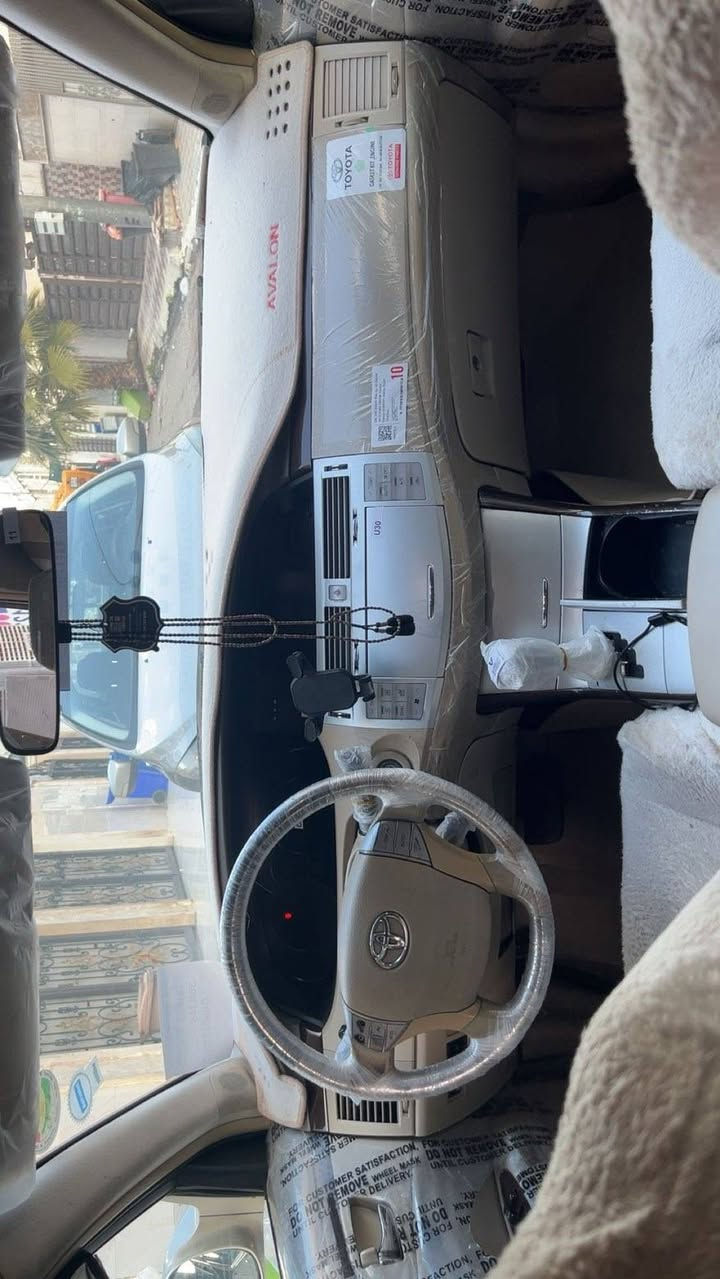 ئەڤەلۆن ٢٠٠٨ وارد ئەمریکی
رەنگ برۆنزی
مەکینەو گێر و تەقەر رەقەی بە شەرت
تا بڵێی بەر چاو و جوانە ناو و دەرەوەی
پێنج پارچە و نیوی بۆیاغە بێ ناو گرتن
پشتی قرچیکی بچوکی هەیە
گێر و مەکینە بە شەرت
نرخی ١١٣ $ معامەلە
*********** أربيل, العراق
