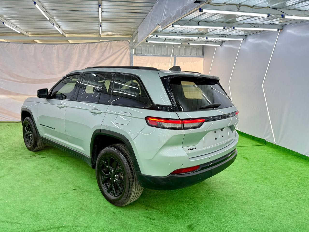 ‏ jeep grand cherokee 4X4 
موديل : 2024 // السياره حاليا بالمنطقة الحره عمان جاهزه ومصلحه 
وارد: امريكي 
المسافة المقطوعة : 18000 ميل 
حجم المحرك : 6 سلندر 
مواصفات : دفع رباعي - شاشة ديجيتال - مقاعد كهربائي - مقاعد هيتر - كاميرا - ستيرن هيتر - رادار - كاميرا - تحديد سرعة - مرايات هيتر - فتحة سقف- جنطه كهرباء 
الحادث كلش خفيف باب مبدل بلادي نفس اللون وبارد بالجاملغ الامامي بدون ايرباك بدون دواخل صورة الحادث بالمنشور للاستفسار ***********
