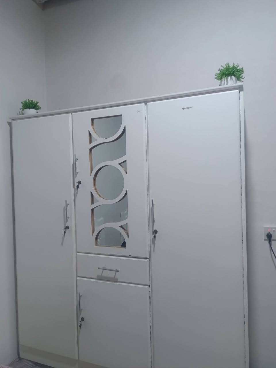 تخم نوم اربع قطع شبابي للبيع نضيف مابي اي عيب بس مصبوغ ابيض السعر 250الف عنوان كركوك للمراسله علوتساب ***********
