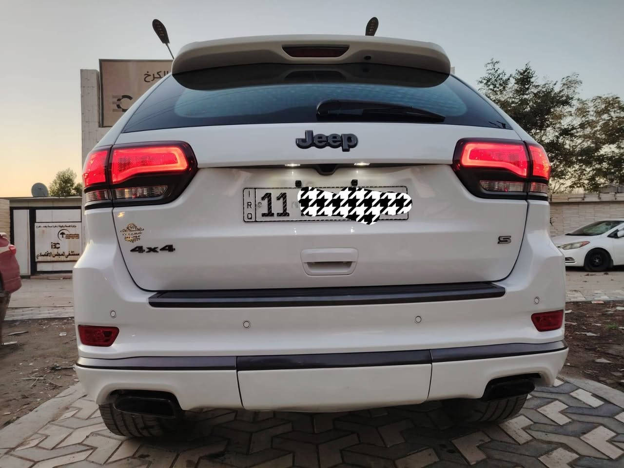 جيب 2020 خليجيه كفاله من الشخطه..
مكفوله من الصبغ والتبديل والبارد كفاله وجديده
ماشيه 44 الف تراي مال زيروو
محرك6 سلندر..
السياره فول 1/1 اعلى موصفات
بصمه
بنوراما..
كشنات جلد لونين احمر بلاد مطرز..وكهرباء 2امامي.وخزن ميموري
ستيرن كهرباء.. 
شاشه جبيره.. 
سيبر منازل.. 
موصفات الS  معروفه رقم وسنويه وهزه قبل كم يوم جددتهم.. مكاني بغداد الكرخ حي الاعلام... 
سياره على ايدي ومعتني بيه للامانه مبيه اي نقص.. 
...***********...
