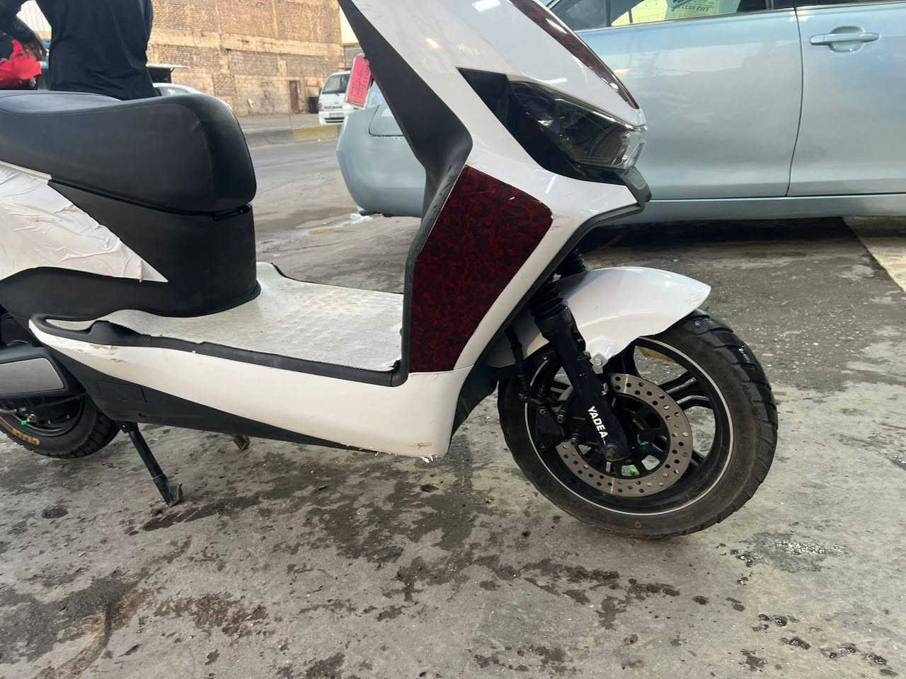 سلام عليكم اخوان دراجه من شركه YADEA شركه معروفه على مدار7سنوات
اصنع اقوى شركه بالسوق حليآ 
السرعة القصوى 60 كم/ ساعه
محرك عالي الاداة بقدره 2400-3000
بطاريه كرافيت 72فولت/25 امبير ساعه 
تمشي 85 كيلو بلشحنه الوحده 
حمايه ضد الماء والمقاومه للتسرب 100%
السعر 500
مكاني بغداد حي العامل خلف صناعه البياع الاستفسار *********** متواجد وتساب وماسنجر
