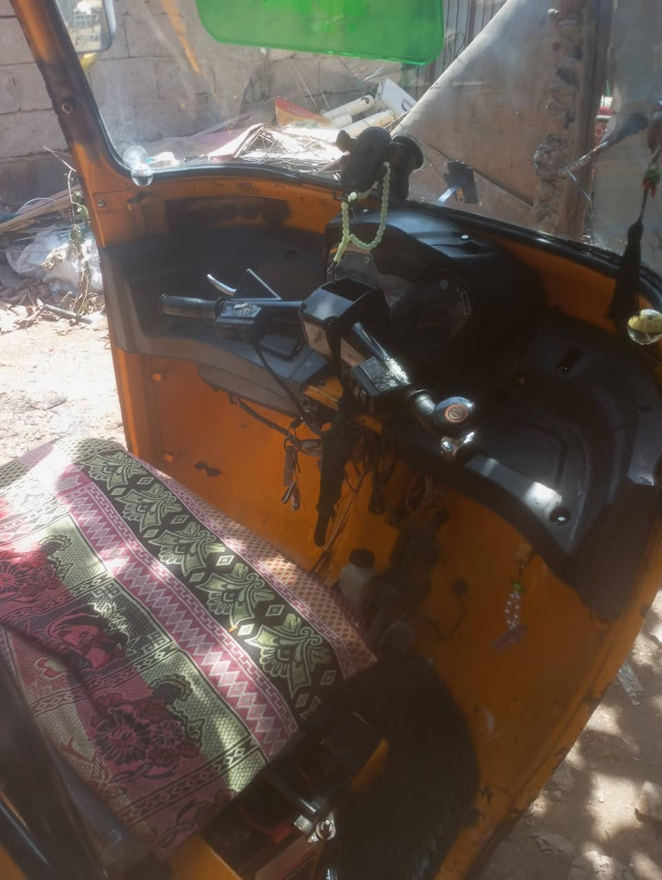 يالله السلام عليكم تكتك  نوعيه زيل موديل 18للبيع مكينه كلاجات جديد خير من الله كبل للشارع عوزه بس عمبار مال بريك بدون حادث بعدهي ع البلاد اصفر الون بسمنه مكاتبه اوراقه كامله مكانه كربلاء طوريج لاستفسار *********** اتصل وبيك خير وتدلل السعر 2مليون وبيه مجال للشراي
