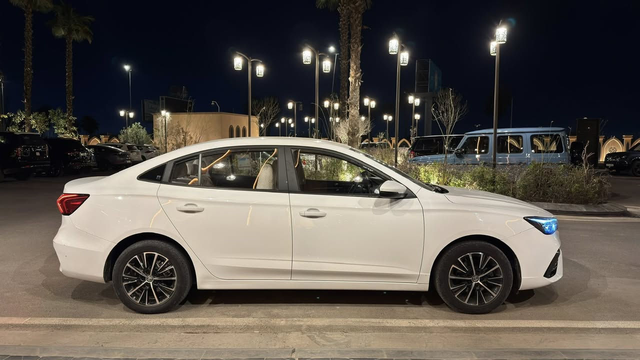 Mg5 plus ( الشكل الجديد ) 

مواصفـات الكومفورت ( النص فول ) 
1- مثبت سرعة 
2- شاشة تدعم كار بلي واندرويد اوتو
3- حسـاسات خلفية 
4- نظام ABS
5- أشاير بالمري
6- اضاءة زنون بلادي عالي  وناصي 
7- قطعتين تبريد 
8- تحكم ستيرن 
9- تحكمات قيادة 3 ( سبورت - اعتيادي - ايكو ) 
10- سايد بريك بصمـة 
11- نظام اوتو هولد 
12-  بصمة ابواب وصندوق 
13- بلوجكترات امامية زنون Led
14- دبل كامشفت 
15-  4 جام كهرباء 

وبعد هواي مواصفات .. 

السيارة بيها فعصة بالجاملغ الامامي
صغيرة + بحافة البنيد كذالك اصبعين

محـرك كيـر كفـالة والسيارة بالضمان 
6 سنـوات او 200,000 الف كيلو متر

الضمـان يشمل صدر السيارة الامامي 
والخلفي عدة الدبلات ضمـانهن 3 سنوات

ماشيــــة : 30 الف ( الدهن مبدل جديد يمشيك 10 الالف من الشركة ) وصولات موجودة .

السعـر : 115 وبيهـا مجال 

***********
