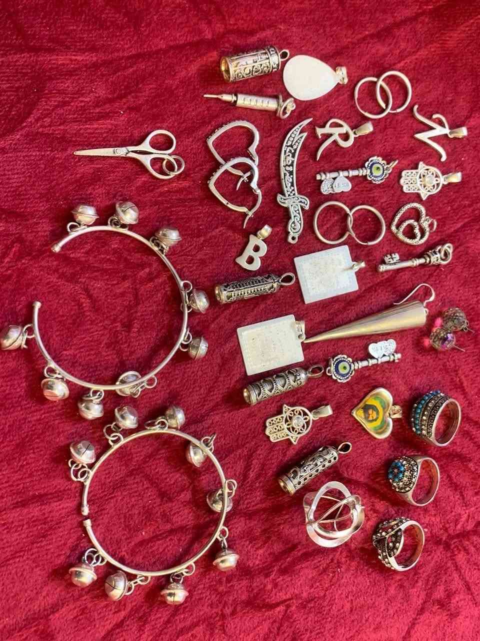 فضة للبيع سوارين وزنجبيل وزن 77غرام 
قطع فضة للبيع انتيكا وزن 155غرام سعر الغرام 5الف العنوان بغداد رقم الهاتف *********** بغداد, العراق
