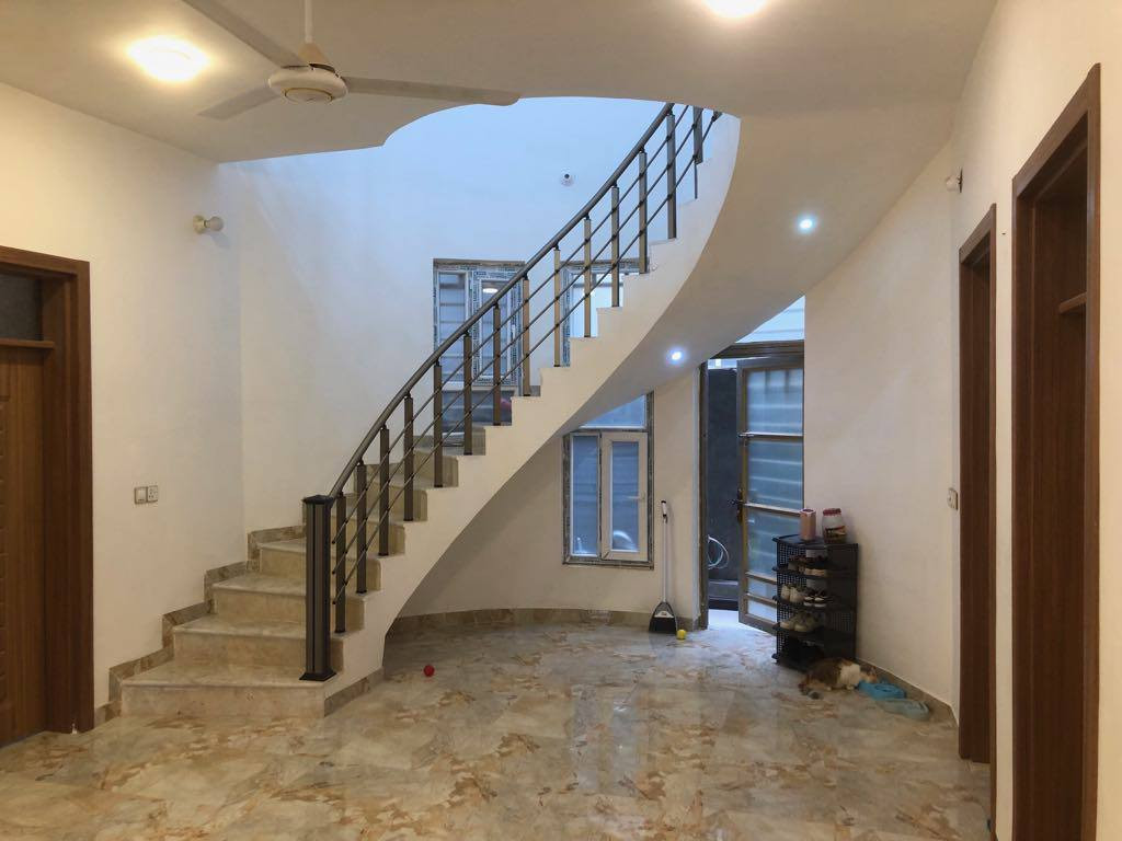 سلام عليكم منزل للبيع مستعجل مساعة 300 زراعي بناء 2024 غرفتين و مجمع صحيات + هول + صالة واستقبال 
الطابق الثاني غرفتين + مجمع صحيات الموقع قرب مشروع الماء رقم الهاتف  *********** حلة, بابل
