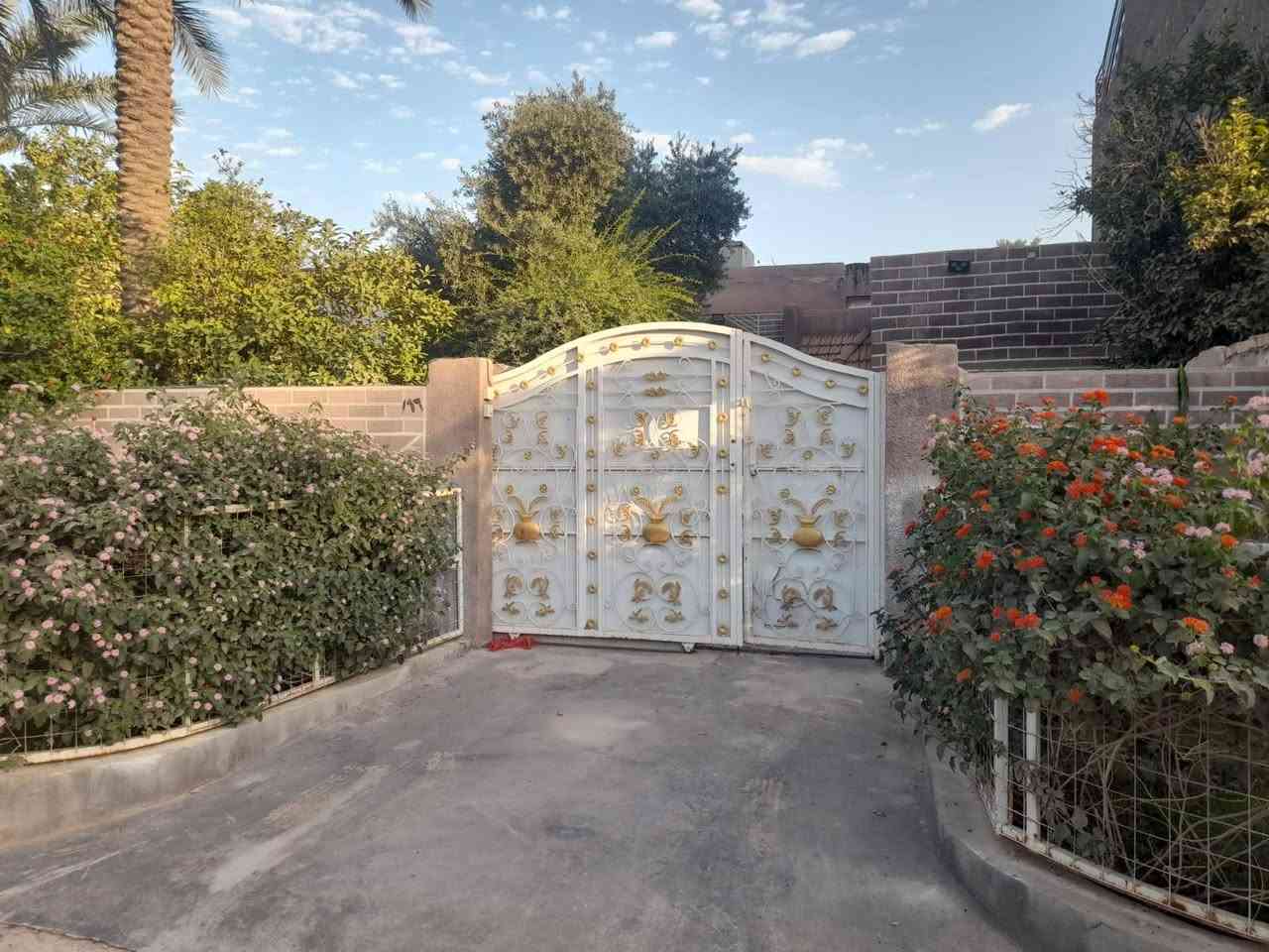 دار سكنية للبيع (كاملة أو مقطعة) في بغداد – أبو غريب.
الموقع: أبو غريب، منطقة الدور الحمر (موقع مميز على شارع بعرض 15 متر، متوفرة كافة الخدمات: مجاري، أسواق، ملاعب، ومدارس).
المساحة الإجمالية: 375 متر مربع (الواجهة: 15 متر، النزال: 25 متر).
خيارات البيع: تباع الدار كاملة، أو مجزأة حسب الطلب على شكل قطع بمساحة (125 متر مربع) للقطعة الواحدة او 250متر مربع).
نوع السند: طابو ملك صرف (من المالك مباشرة).
حالة البناء: جاهز للسكن الفوري، المطبخ كبير ومغلف بالسيراميك، ويحتوي على حدائق داخلية وخارجية (المجموع 4 حدائق)، وكراج يتسع لسيارتين.

تفاصيل وتقسيم الدار:

غرف نوم عدد 3.

هول داخلي + استقبال كبير .

مطبخ كبير سيراميك.

كراج سيارات (يتسع لسيارتين).
***********واتساب
