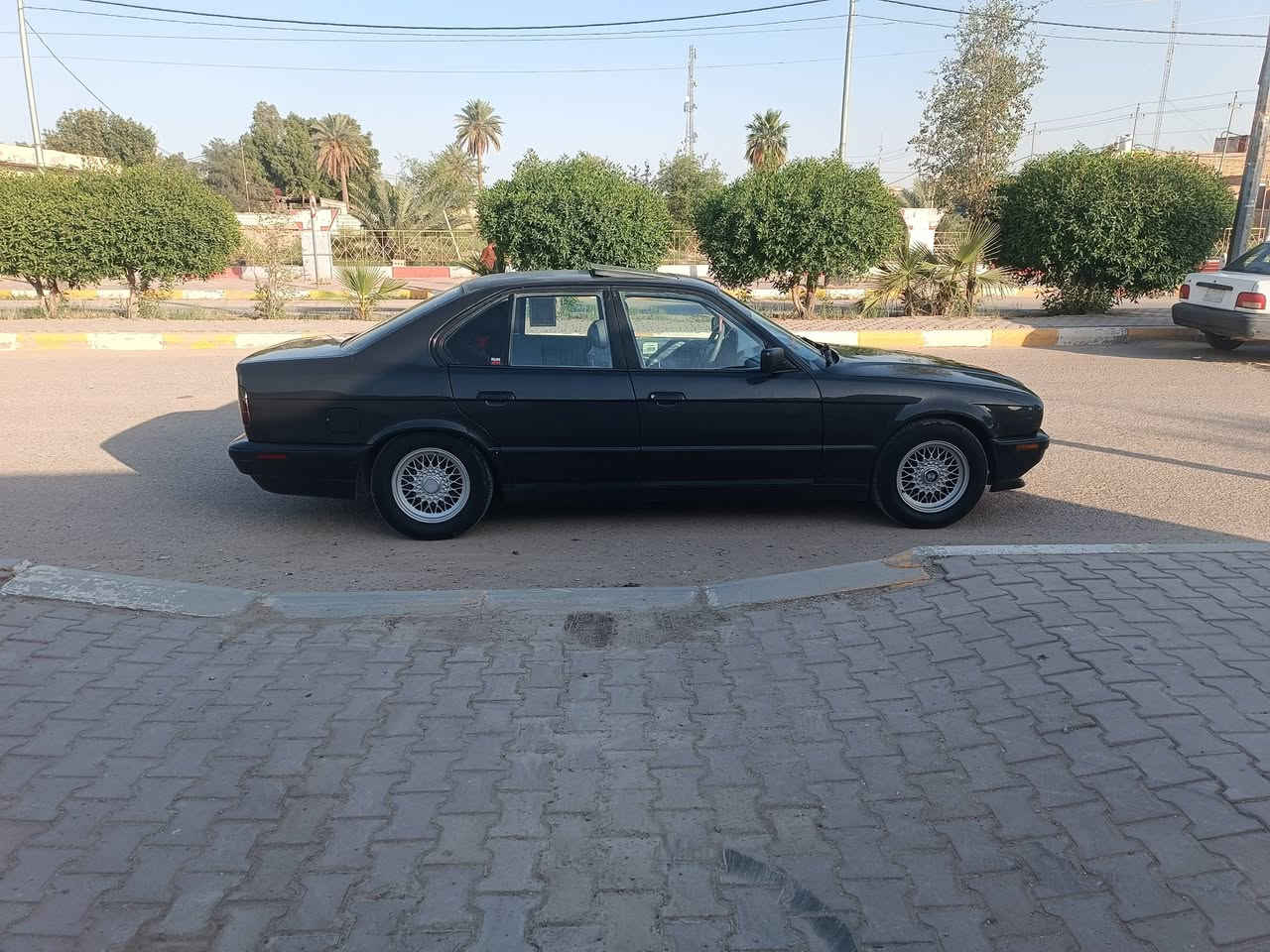 للبيع السعر خاص او مراوس حسب القناعه
موديل 1993 
525 مسكر فانوس 
رقم انكليزي نحويل مباشر 
محرك حاويه جديد 
كير  حاويه جديد 
كهربائيات كله شغاله 
كشنات جلد كهرباء 
تبريد شغال ثلج 
فتحه سقف طكتين 
تخم تاير جديد
سياره جاهزه من كلشي 
ترتيبات بسطه اليريد يرتب 
مكان السياره ديوانيه مركز ***********
