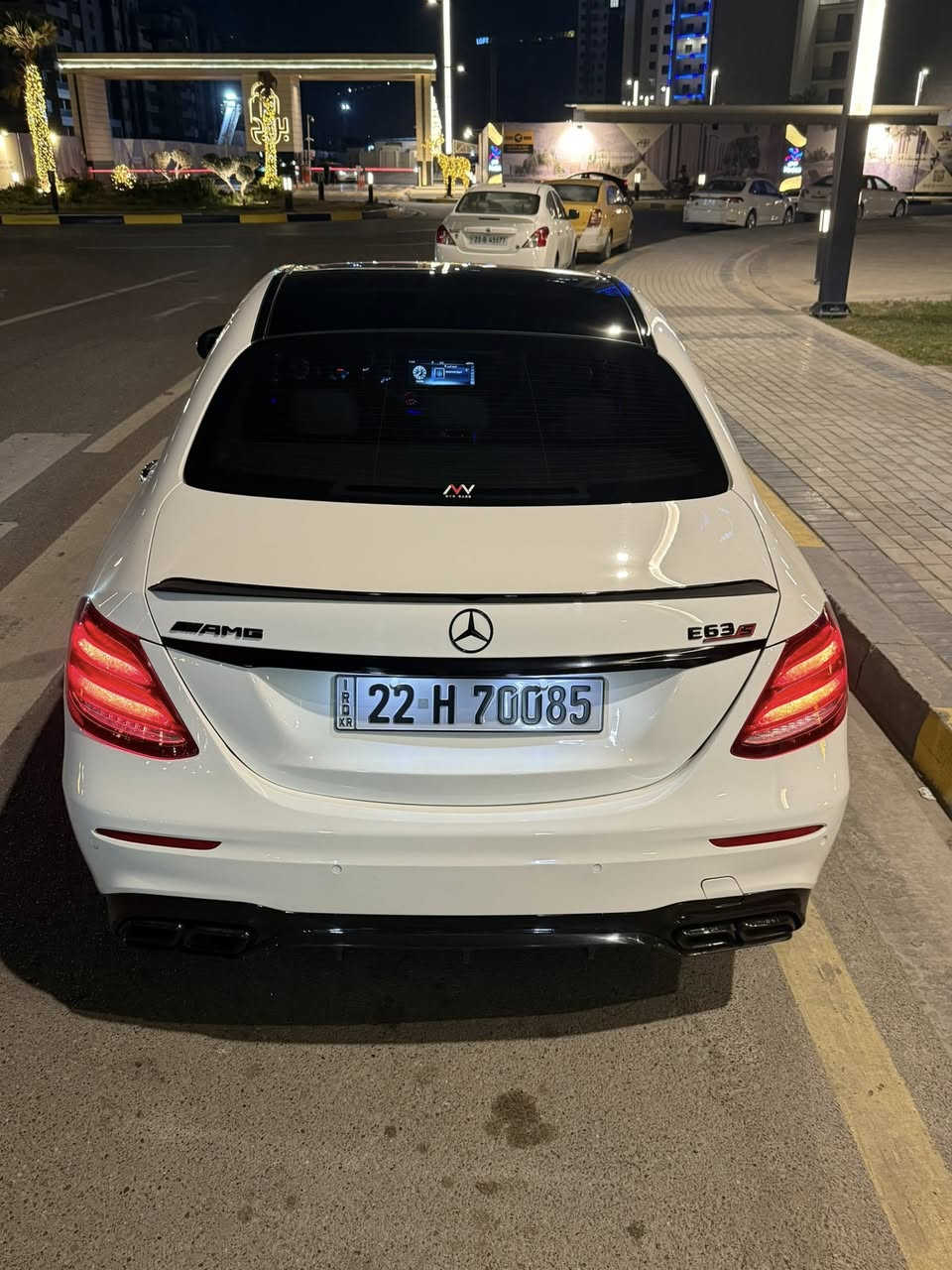 سلام عليكم E350 موديل 2020 

للبيع او مراوس 

مواصفات السياره :
داخل ابيض كريمي ودشبول قهوائي 
داخل دزاين SCLASS بيانو مو عادي ولا خشب 
سماعات برومستر 
فتحات تبريد ليد 
ويل HR 
عليها كت بالكامل AMG
فتحه بانوراما فصين 
دخول ذكي 
حساسات رادارات كامره خليه 
خمس وضعيات قياده 
جنطه كهرباء عال رجل 
وبعد بيها هواي مواصفات 
سعر السياره 335$
الاتصال : ***********
