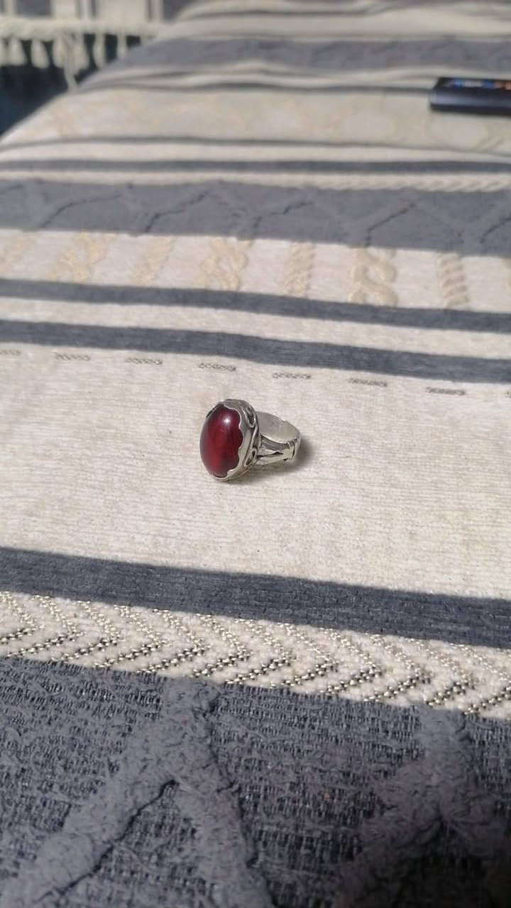 السلام عليكم
خاتم فضه عقيق يماني ياقوتي كرزي 
السعر 80 
ميسان 
للأتصال***********
