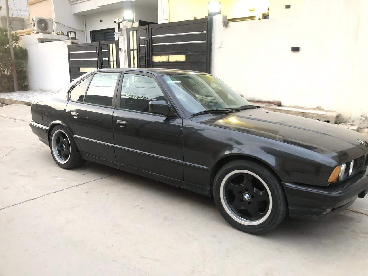 سلام عليكم اخوان بي ام ٥٢٠ بليته كير ومكينه ٢٥ مفتوح موديل ٨٩ سياره خير من الله سنويه تنتهي ب٢٠٢٧ داخل جلد تايرات جدد عليها ايدامه جديده سياره كاعده ومرتبه ماعليها مصرف مكاني كركوك بيع ومراوس 
***********
والشراي بي خير ويدلل
