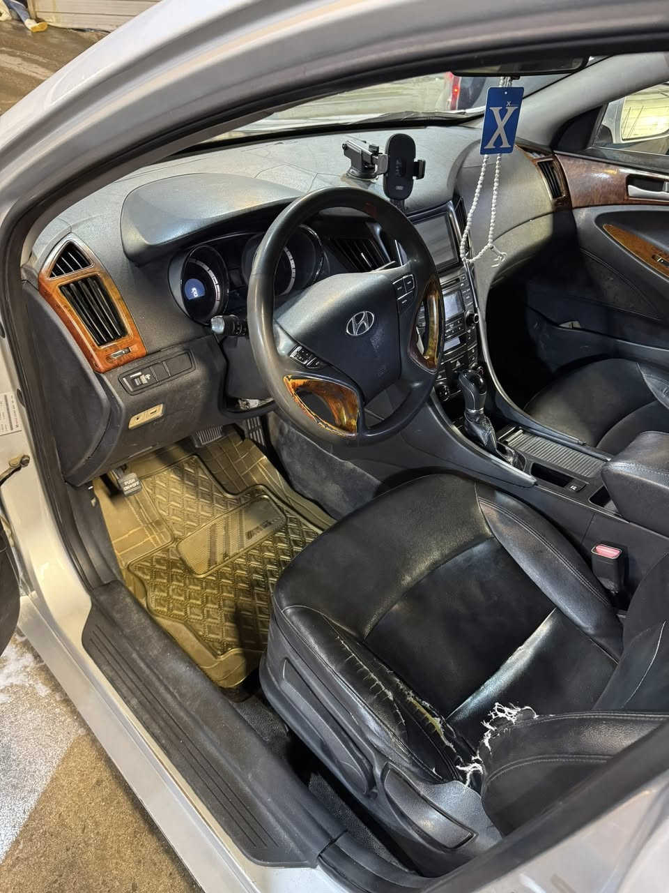 سوناتا2013وارد كوري رقم بغداد السياره ما ناقصه شي جاهزه تخم تاير جديد كير محرك خير من الله فلنجات دسكات كله جديده السعر 112وبيه مجال 
الاستفسار***********
