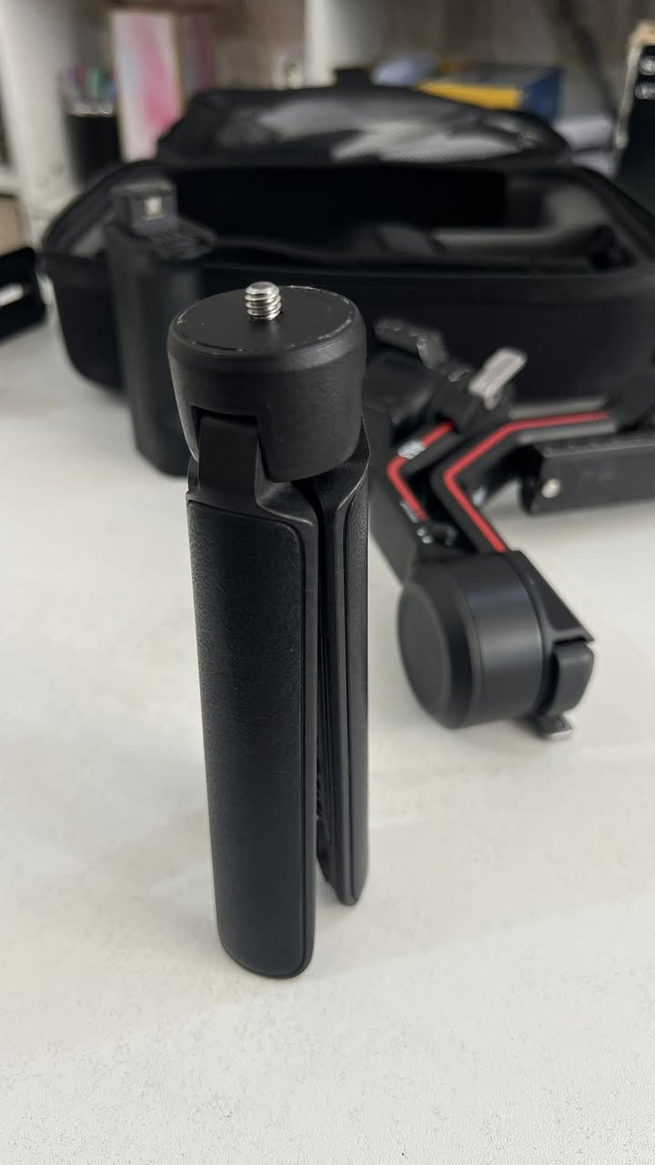 📦 للبيع: مانع اهتزاز DJI RS 3 Pr 
(بكامله وملحقاته).

 الجهاز الأساسي: جيمبال DJI RS 3 مع ميزة القفل التلقائي للمحاور (Auto-Lock).
 الحقيبة الأصلية: حقيبة صلبة ومقاومة من DJI PRO لحماية الجهاز أثناء التنقل.
 البطارية المقبض (Battery Grip): بعمر بطارية طويل مع مؤشر شحن LED.
 المقبض الإضافي (Briefcase Handle): للتصوير من زوايا منخفضة بكل سهولة وأريحية.
 الحامل الثلاثي (Tripod): مقبض يفتح كقاعدة تثبيت أرضية.
 قواعد التثبيت (Plates): القاعدة السريعة الممتدة لتوازن مثالي للكاميرات الكبيرة.
 إضافة خاصة (L-Bracket): قاعدة على شكل حرف L لتصوير الفيديو العمودي (بالطول) المخصص للـ Reels والـ TikTok بدقة واستقرار عالي جداً.

💡 مميزات الرونين:
 شاشة لمس OLED ملونة وواضحة للتحكم السريع.
 نظام تثبيت الجيل الثالث خيالي حتى مع الحركة السريعة.
 يتحمل أوزان كاميرات السينما والـ DSLR مع عدسات ثقيلة.

📌 الحالة: نظيف جداً، استخدام حشيم، 
وكافة الملحقات الأصلية موجودة.
📞 للتواصل والاستفسار: [ *********** ]
