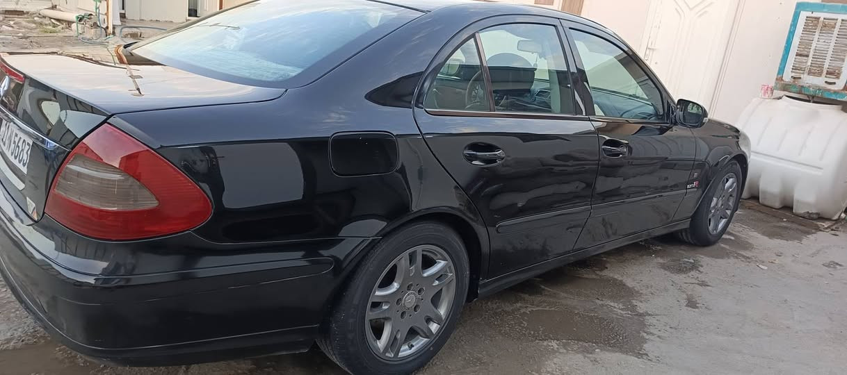 السلام عليكم
‏Mercedes - Benz E 200
(موديل 2009
اڤنكارد 
وارد يابان 
مكينة 4 سلندر سنكل تيربو 
تو ويل 
المواصفات : 
داخل جلد اسود 
لايت زنون 
سلايد روف 
شاشة بلادية كبيرة
سستم صوت كلش حلو وواضح بيها 
كراسي امامي تحكم كهرباء 
قطعتين تبريد 
تبريد الامامي منفصل 
فول تحكم ستيرن 
شاشة اعطال 
وبعد بيها هواية مواصفات معروفه
مابيها اي نقص 
تخم تاير وباتري جديد ومنظومة تبريد كلها بلاديه
رقم بغداد دولي مشروع وطني 
سعر 120 وبيها مجال 
***********
***********
