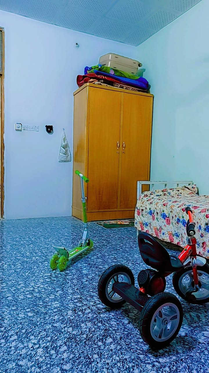 بيت 150متر في حي الصدرين فرع المولده طابو زراعي سند للبيع غرفتين نوم وكليدور  واستقبال ومطبخ وحمام داخلي وخارجي بناء حديث ب70وبي مجال السراي للاستفسار ***********
