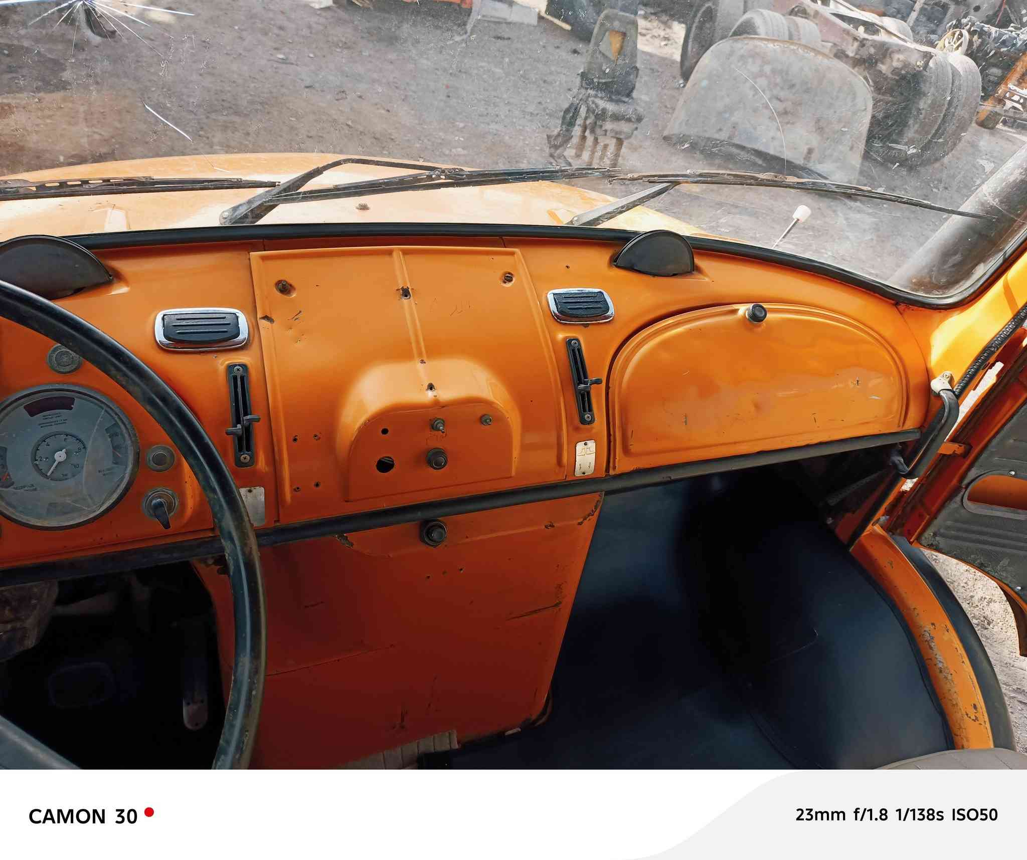 السلام عليكم البيع  ابو ردين جديد على وضع الشركة  جديدة مكفولة كفالة عامة من كير ومحرك وكسن وشاصي وقمارة بل جيس موديل 86 السيارة جديدة 6طن المكان بغداد رقم الاتصال، ***********،
