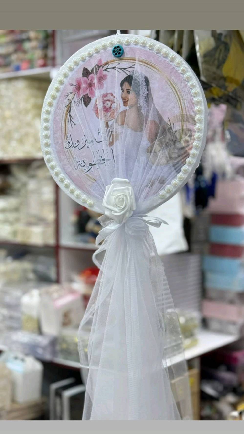 عندي تشكيلة مميزة من زينة المناسبات مثل استقبال مولود جديد، زفاف، وحفلات أعياد الميلاد. الزينة مصنوعة من أقمشة وزهور صناعية بتصاميم أنيقة تتناسب مع كل مناسبة. مجموعة تضم زينة لبنات وأولاد بجودة عالية وتصاميم فريدة تضيف لمسة خاصة لأيامكم الجميلة.