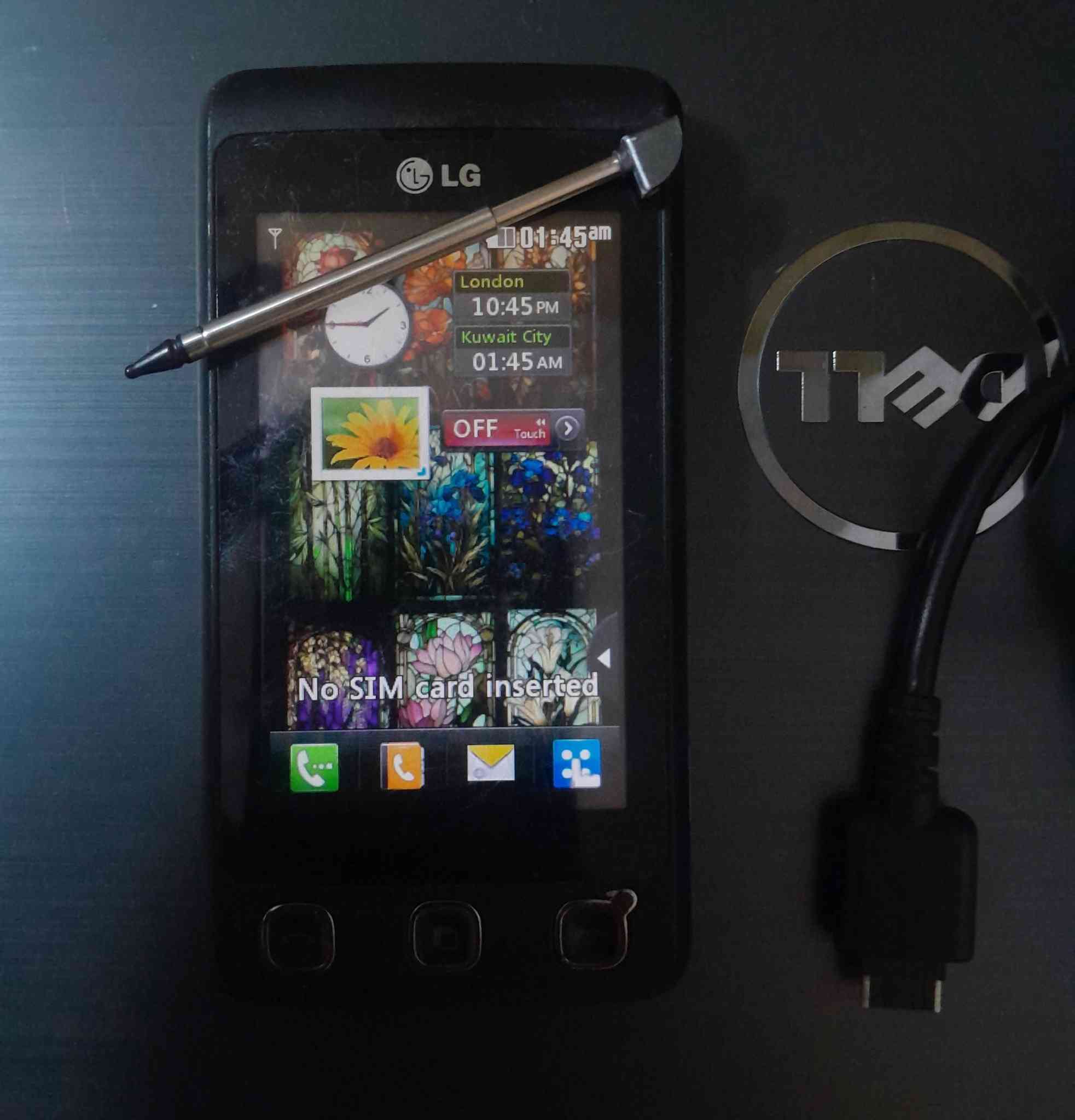 LG KP500
أبرز مواصفات الجهاز:

​الشاشة: شاشة تعمل باللمس من نوع Resistive (مقاومة)، وهي تقنية قديمة كانت تتطلب ضغطاً خفيفاً بالإصبع أو استخدام القلم (Stylus) المرفق (الذي يظهر بوضوح في صورتك بجانب الهاتف).

​القلم: يتميز القلم بأنه قابل للتمدد ويُخزن داخل جسم الهاتف، ويُستخدم للدقة في الكتابة أو التنقل في القوائم.

​واجهة المستخدم (S-Class UI): تلاحظ في الصورة الأدوات الذكية (Widgets) مثل الساعة العالمية وصور الاستوديو التي يمكن سحبها وإفلاتها على الشاشة الرئيسية.

​الكاميرا: غالباً ما كان يأتي بكاميرا خلفية بدقة 3.2 ميجابكسل (بدون فلاش في معظم الموديلات).

​التوصيل: لا يدعم شبكات Wi-Fi أو 3G في إصداراته الأساسية؛ كان يعتمد على شبكات الـ GPRS/EDGE فقط.

السعر: 30 ألف دينار.


**إذا كنت صاحب هذا الإعلان وتريد حذفه لأي سبب، رجاءا أرسل رسالة إلى الدعم الفني**