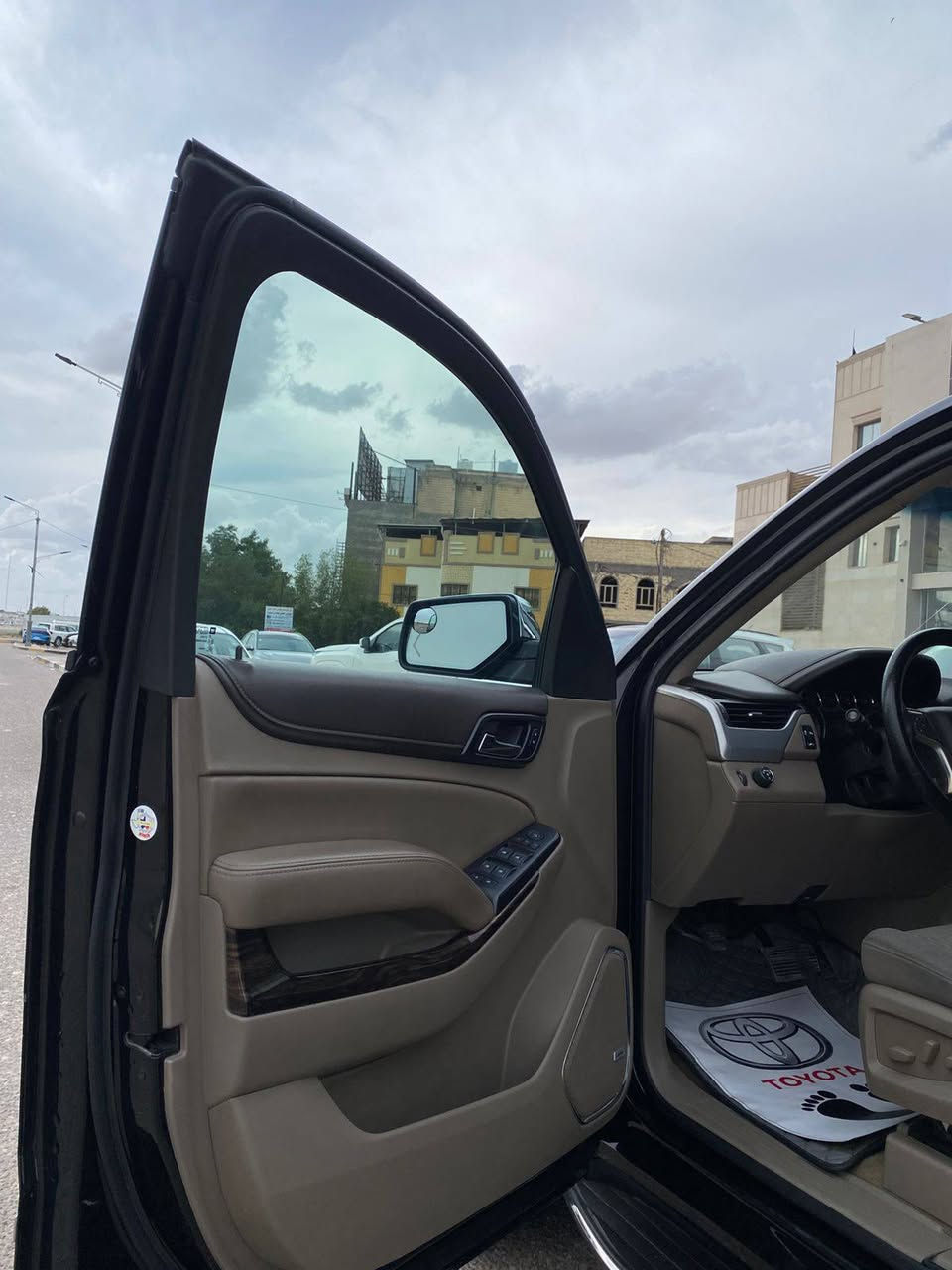 سلام عليكم جمسي يوكن مديل 2018 كفاله عامه بيهه بارد واحد فقط والباقي كفاله رقم بغداد تحويل ثاني يوم فول مواصفات ماعده الفتحه والبصمه سياره جديده مال جناي تخم تاير مكينه كير حداديه 
السعر 365 وبيهه مجال مكان السياره البصره المشراق الجديد للإستفسار 
رقم *********** والشراي يتصل
