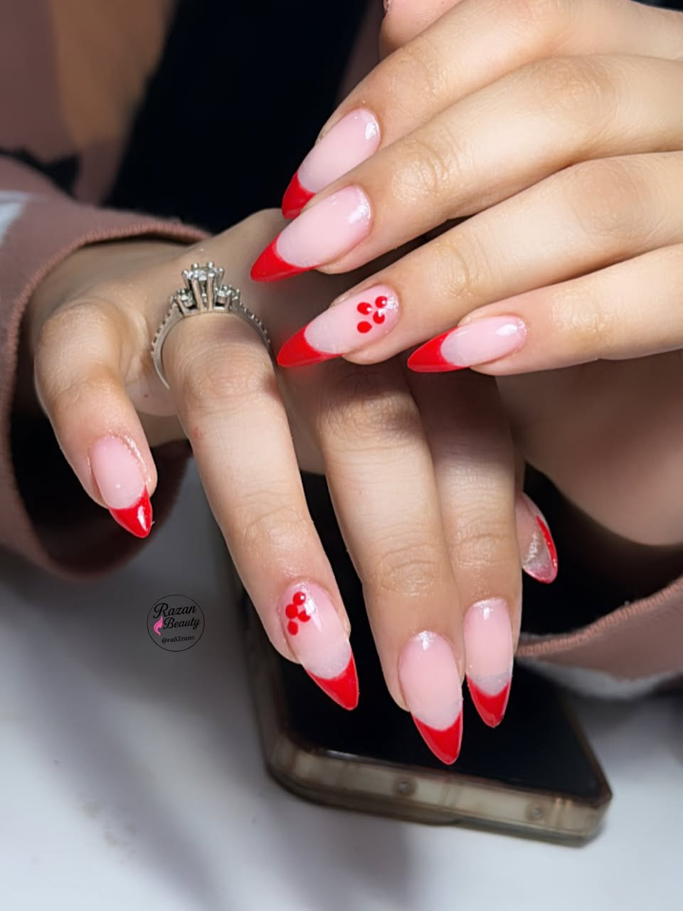 بس بـ20 ألف! 🔥
غيري شكل إيدج وخليها تخطف الأنظار

بناء جل اكستيشن + جلش + دزاين حسب الرغبة
شغل مرتب، نظيف، ولمسة فخامة بإيدج 💅✨

📍 العنوان: البياع – شارع 12 – تقاطع الحمام – خلف مكتبة ميم
📞 الحجز والاستفسار: ***********

رزان بيوتي – جمالج يبان من إيدج ✨
