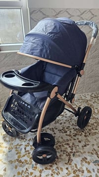 عربانة أطفال نظيفة مستخدم اسبوع بس ، لون نيلي رقم الموبايل 07515209882