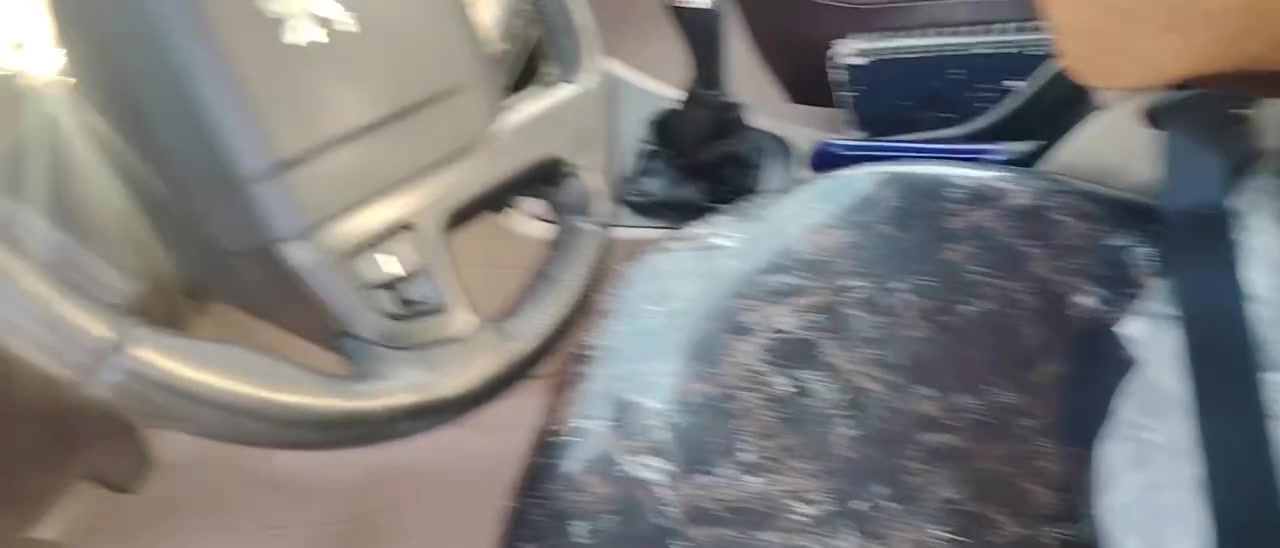 السلام عليكم بيجو باص 2025 سيارة ما ماشيه دوشمه جديده تبريد جديد سياره كفاله عامه وبسمي تحويل ثاني يوم السعر 88 بيه مجال بسيط عنوان بغداد شهداء البياع الرقم ***********
